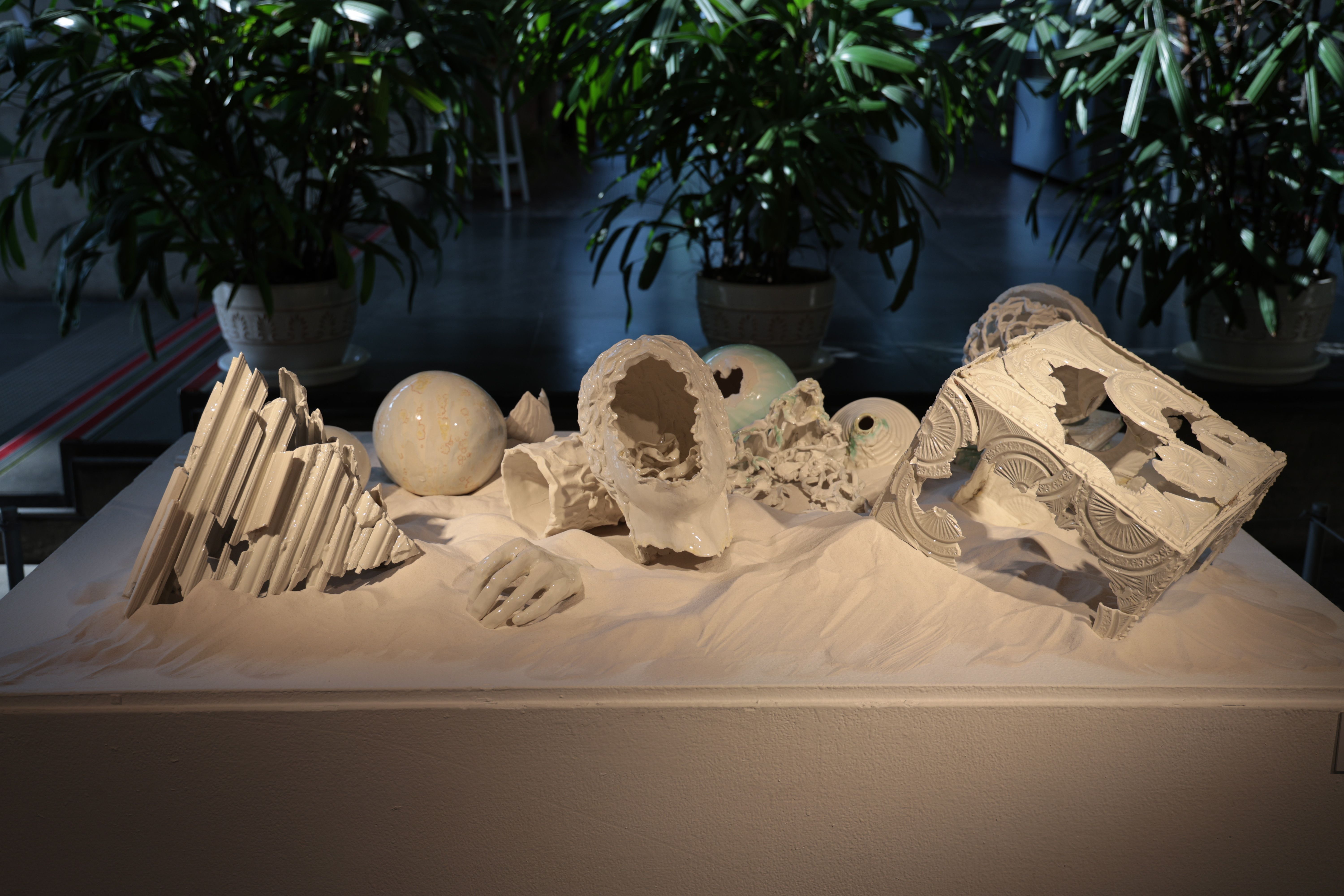 《起源・乙太》、《起源・大地》以幾何殘片、球體、建築般的結構營造大地般的場景，表現陶瓷是一種承載人類文明記憶的載體。（圖/新北市立鶯歌陶瓷博物館）