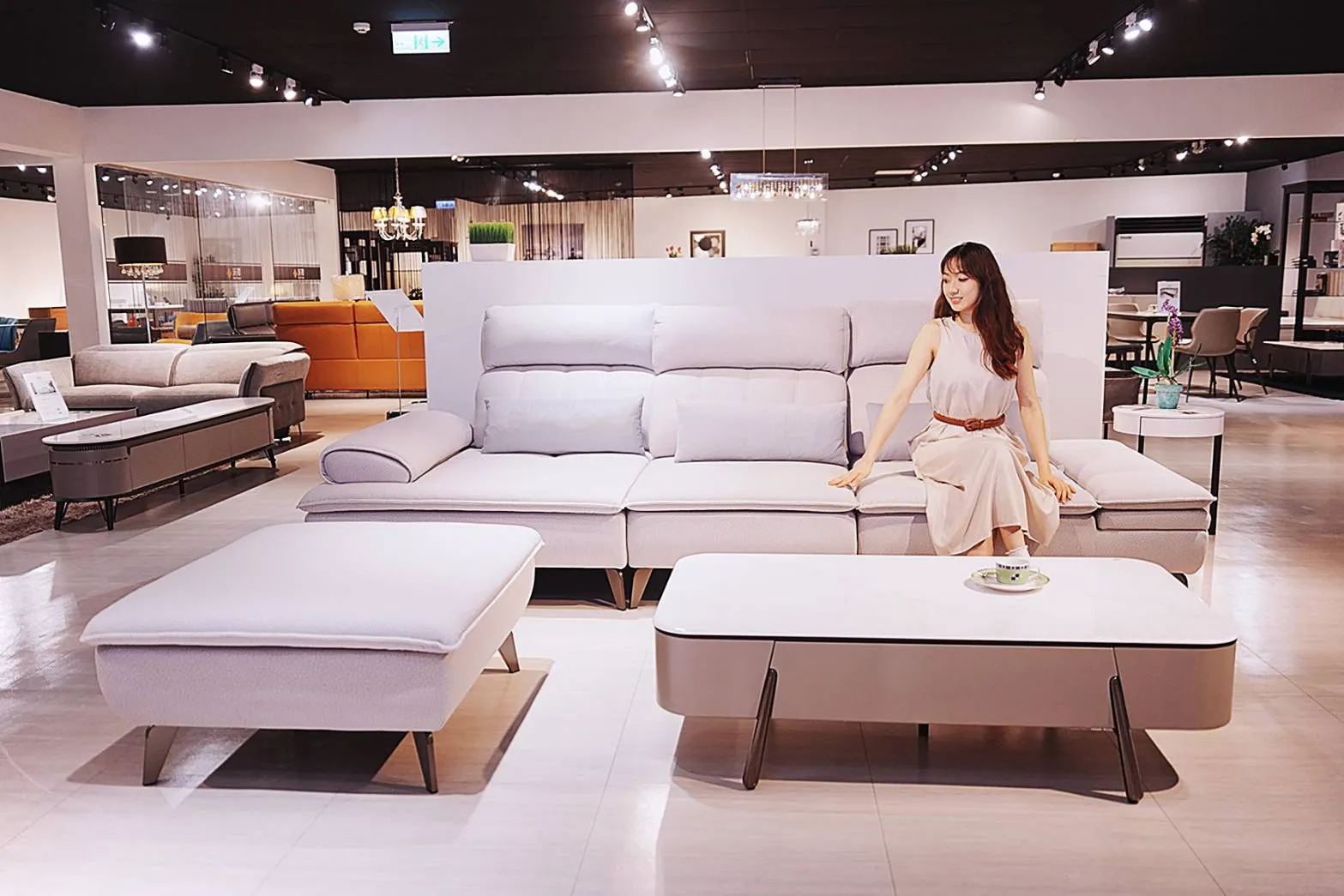 R38 貓抓布沙發，耐刮防潑水設計，讓毛孩家庭也能放心。簡約北歐風格，打造輕鬆自在的客廳氛圍。（圖／晶華傢俱提供）