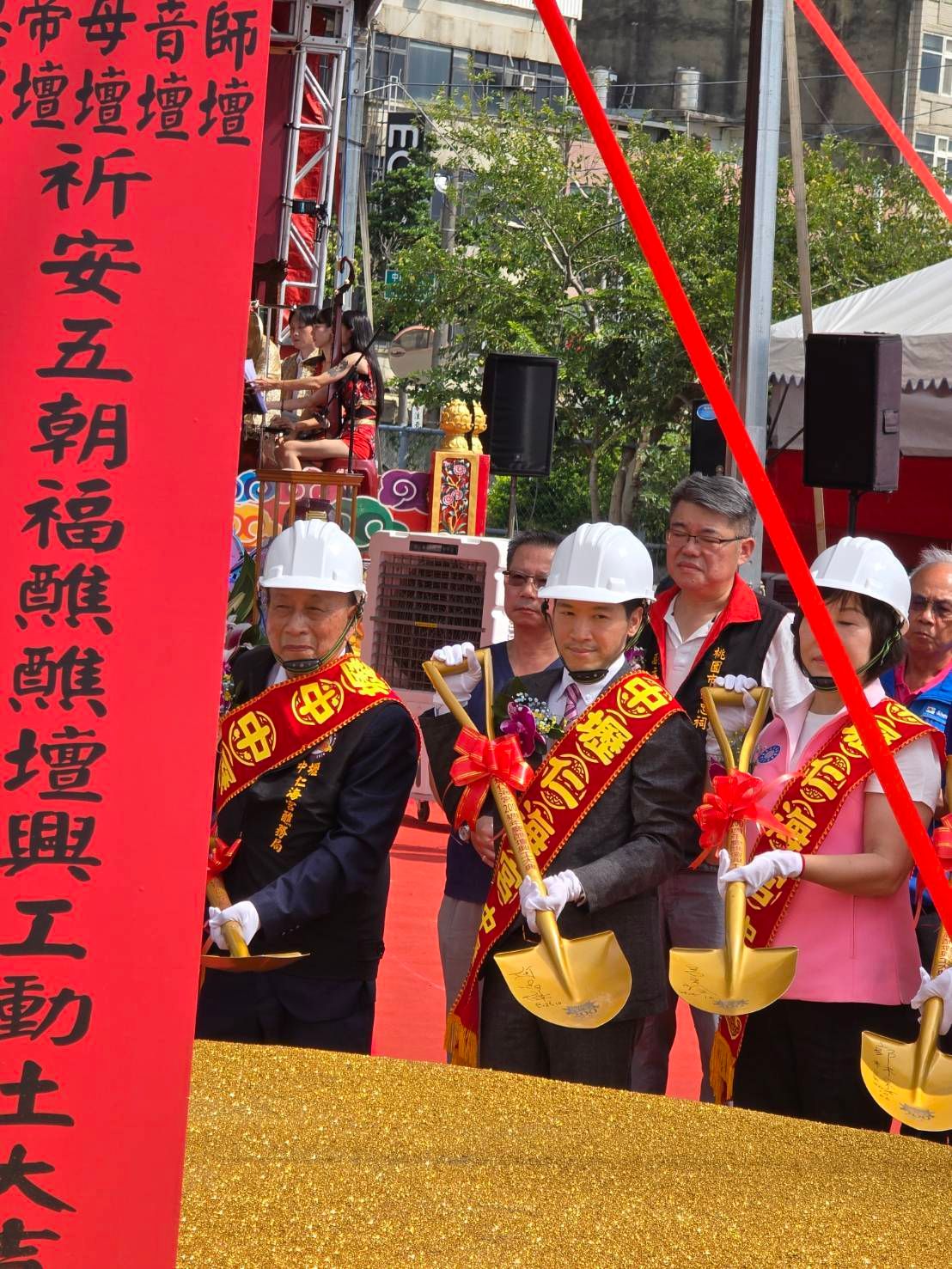 中壢仁海宮建廟200週年，總統府副秘書長何志偉出席「預告上蒼」及「五大壇興工動土」大典。（圖／中壢仁海宮提供）