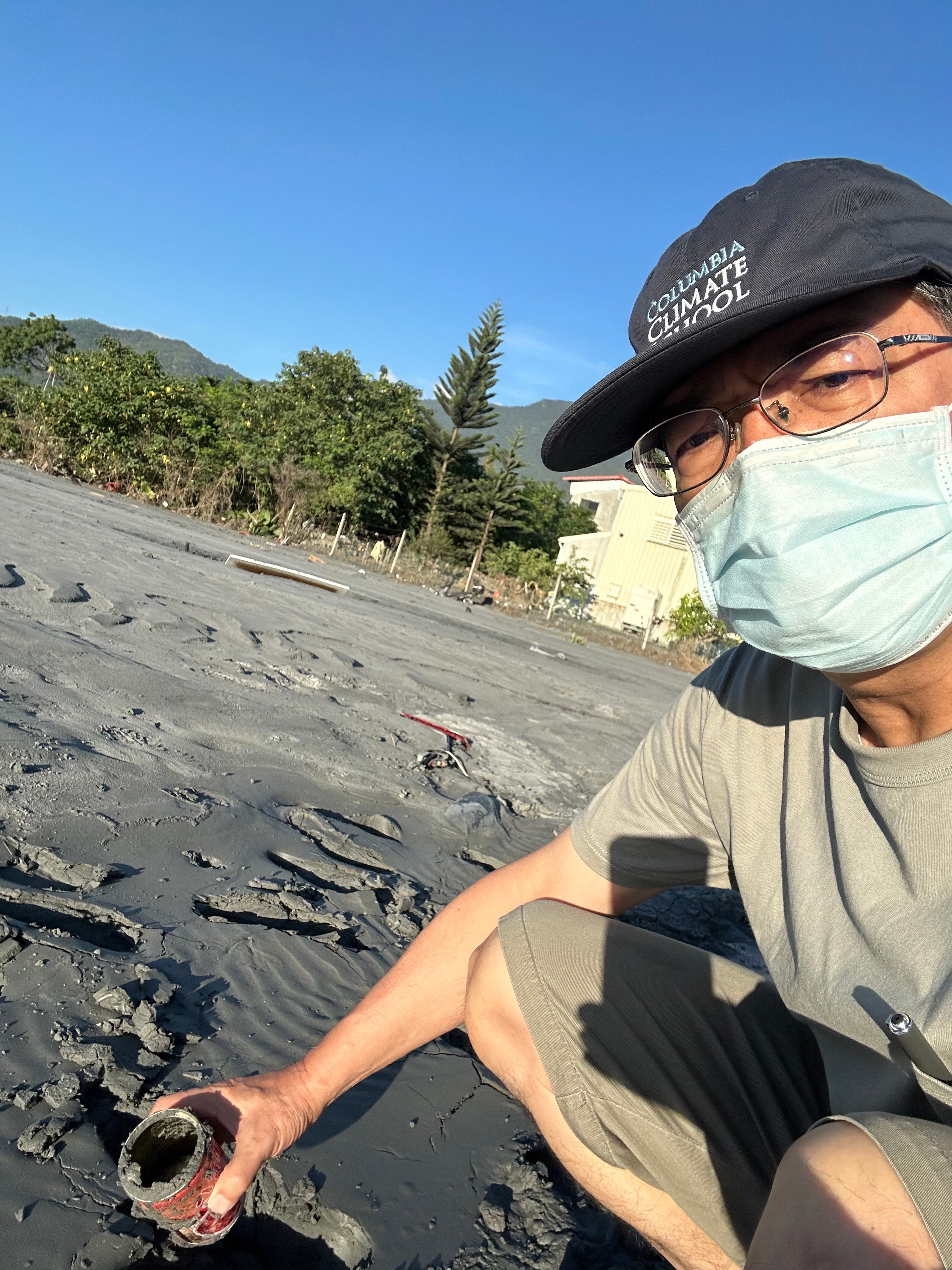 台大土木系名譽教授陳振川赴花蓮馬太鞍溪取樣泥砂，以了解再利用可行性。（陳振川提供）