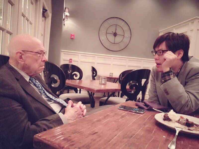 20251003-楊大成(右)與國際家具零售商長輩學習相關經驗。(居家先生MR. LIVING提供)