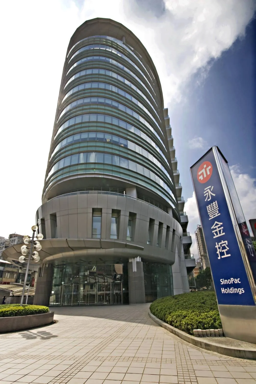 20251003-永豐金控今（3）日宣布，銀行與證券子公司將合計捐款1000萬元，協助光復國中及光復商工重建校園。（永豐金控提供）