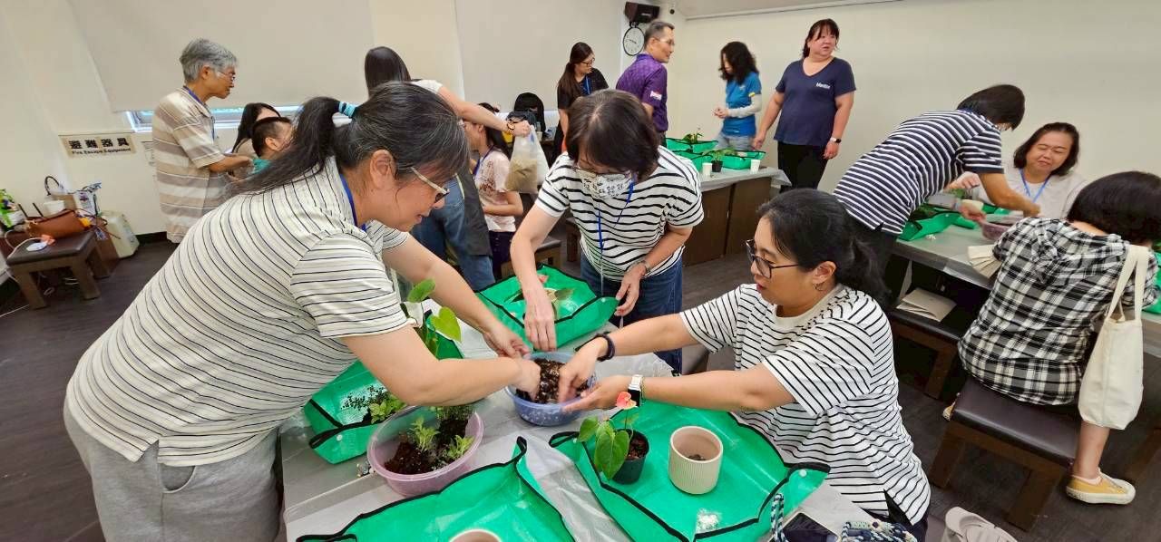 園藝治療師蔡親筠，帶領義工們動手製作「心靈花園」小盆栽。（圖／臺北市政府政風處提供）