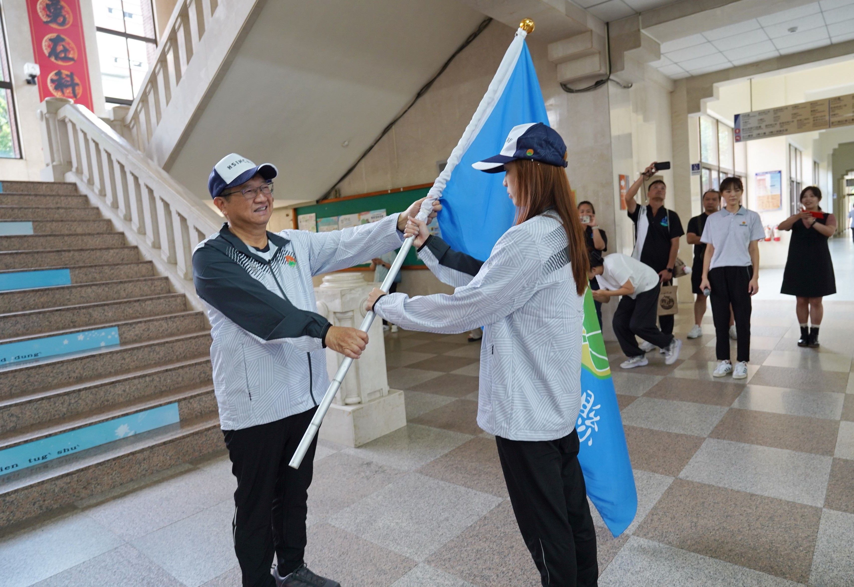 縣長楊文科親自授旗予竹縣全運會代表隊。（圖／新竹縣政府提供）