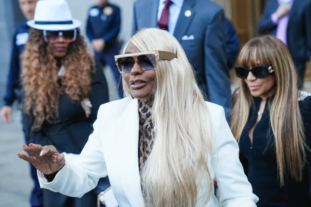 美國音樂大亨「吹牛老爹」因多項性犯罪獲判50個月監禁，母親和多位家人都出庭旁聽。（美聯社）