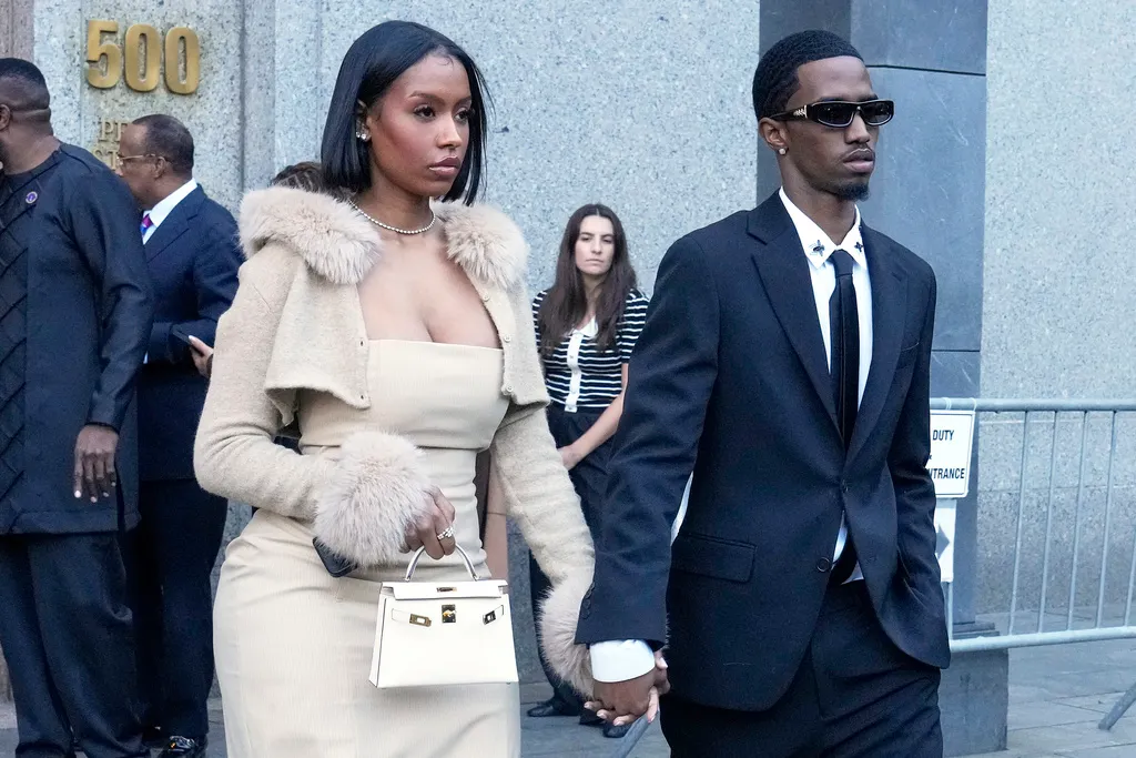 美國音樂大亨「吹牛老爹」因多項性犯罪獲判50個月監禁，母親和多位家人都出庭旁聽。（美聯社）