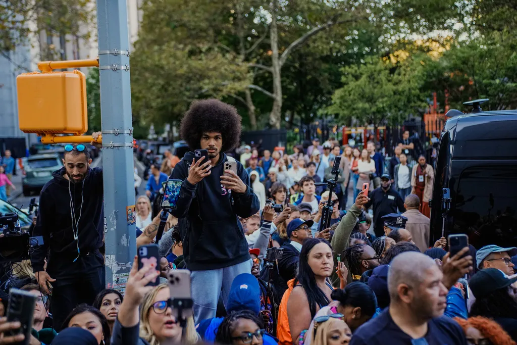 美國音樂大亨「吹牛老爹」因多項性犯罪獲判50個月監禁，紐約法院聚集大批粉絲。（美聯社）