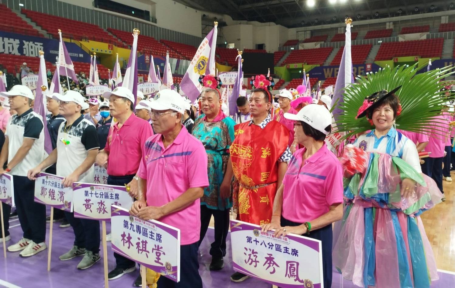 獅子會300B 6區各分區代表隊進場五花八門、爭奇鬥艷。（圖／方詠騰攝）