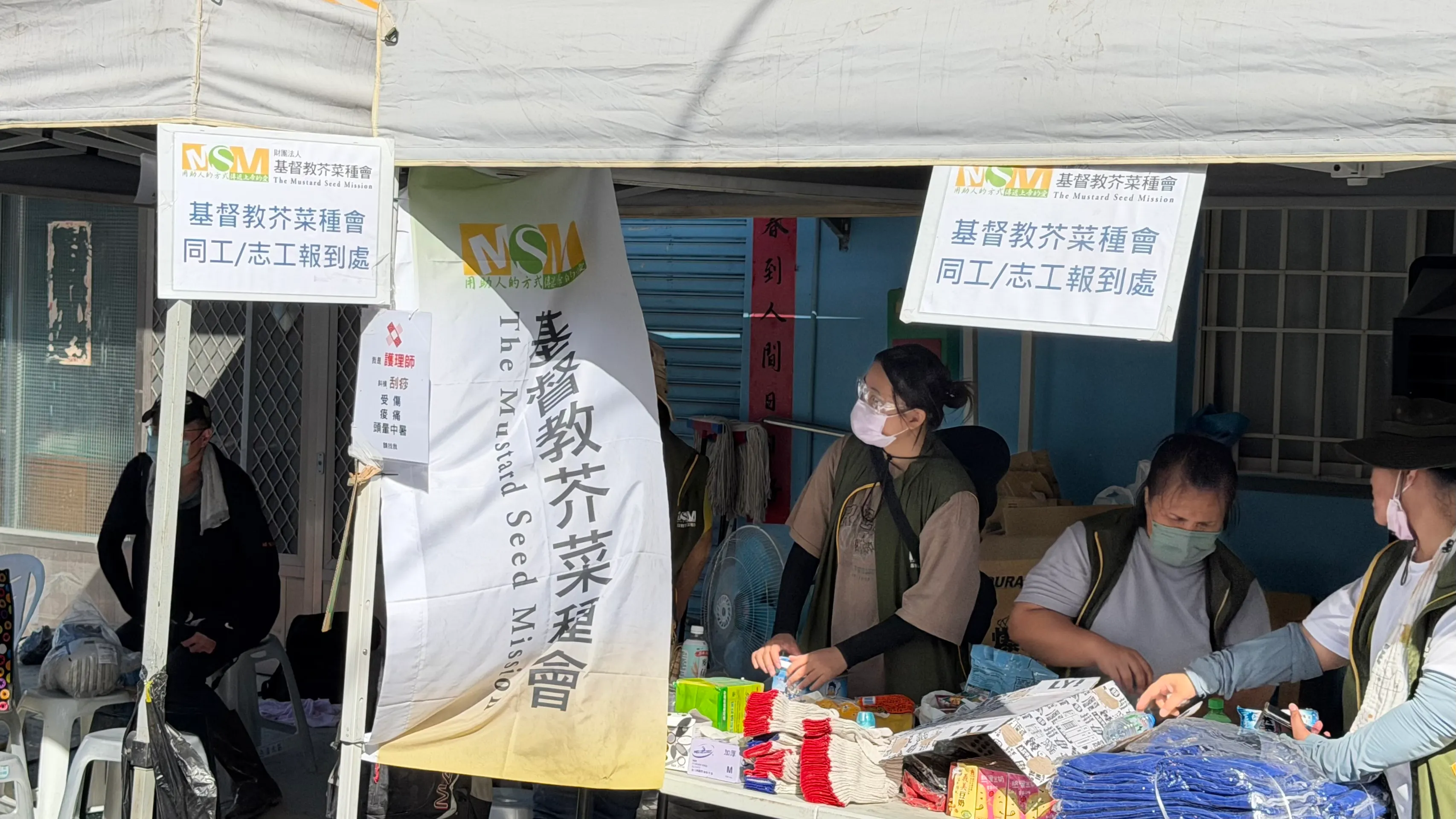 20251003-花蓮縣光復鄉湧入大批鏟子超人協助清淤。圖為基督教芥菜種會在光復車站外開設志工報到處。（鍾秉哲攝）