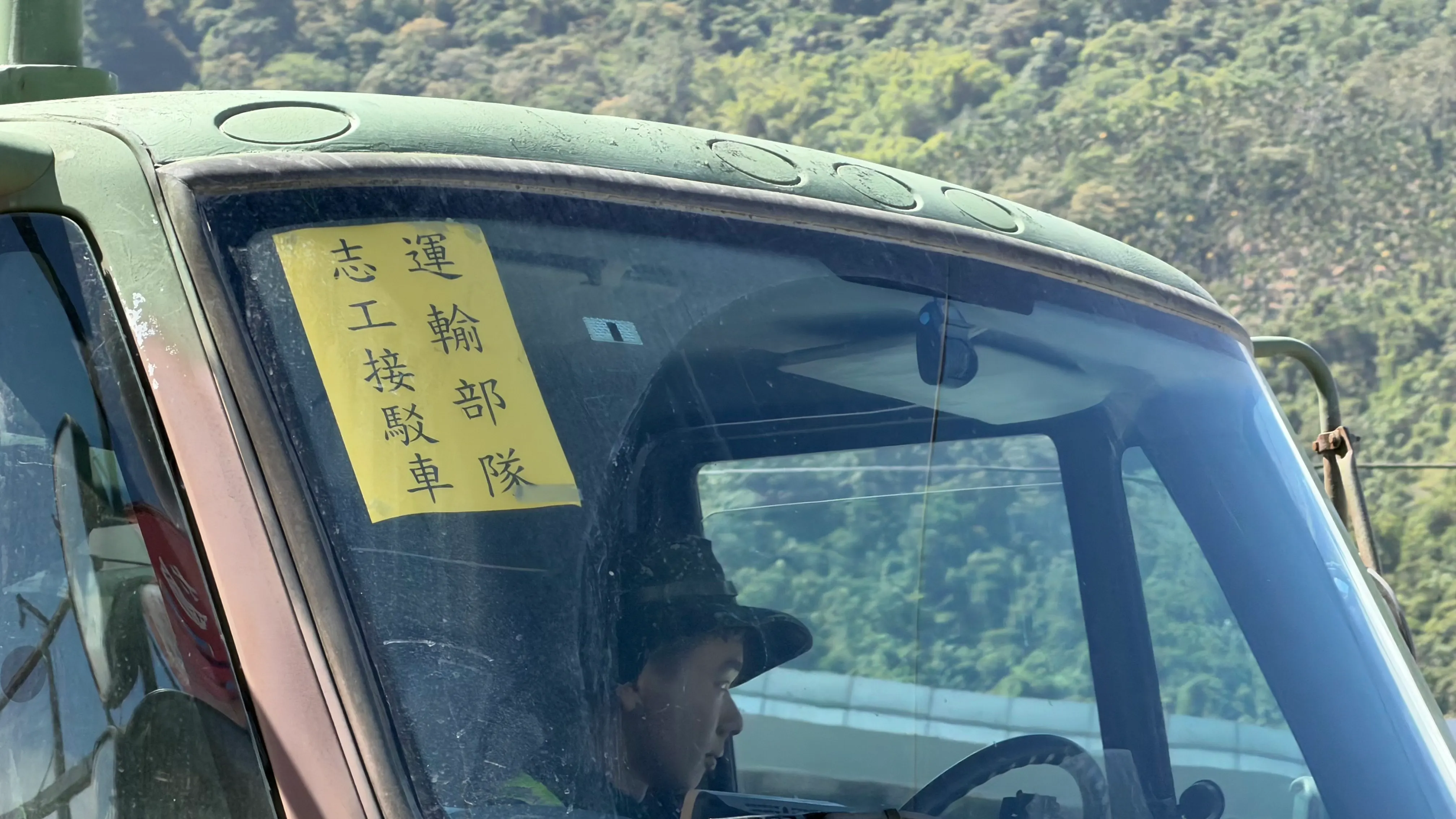 20251003-花蓮縣光復鄉湧入大批鏟子超人協助清淤。圖為國軍運輸志工接駁車。（鍾秉哲攝）