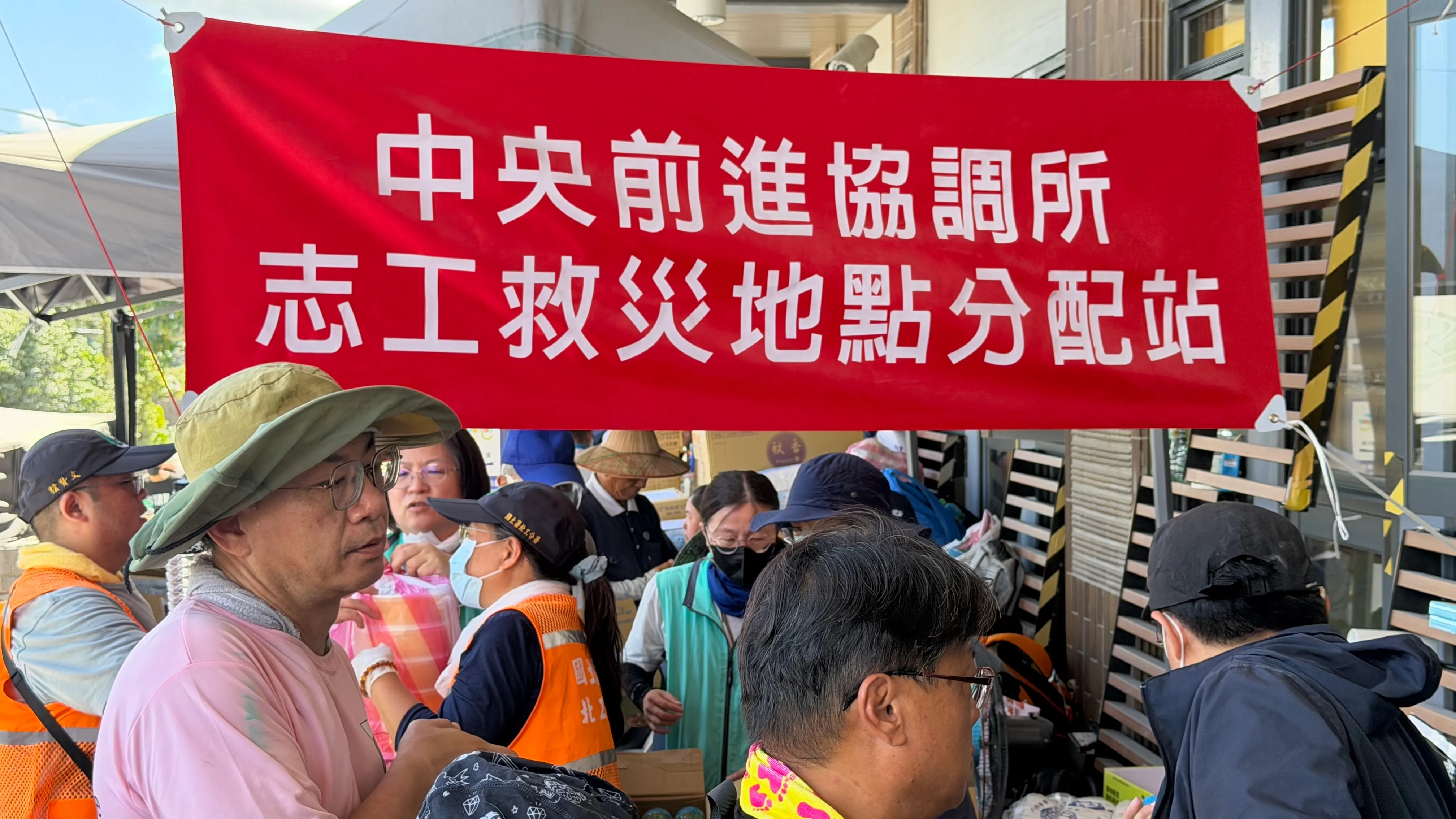 20251003-花蓮縣光復鄉湧入大批鏟子超人協助清淤。圖為中央災害應變中心於光復車站外開設志工救災地點分配站。（鍾秉哲攝）