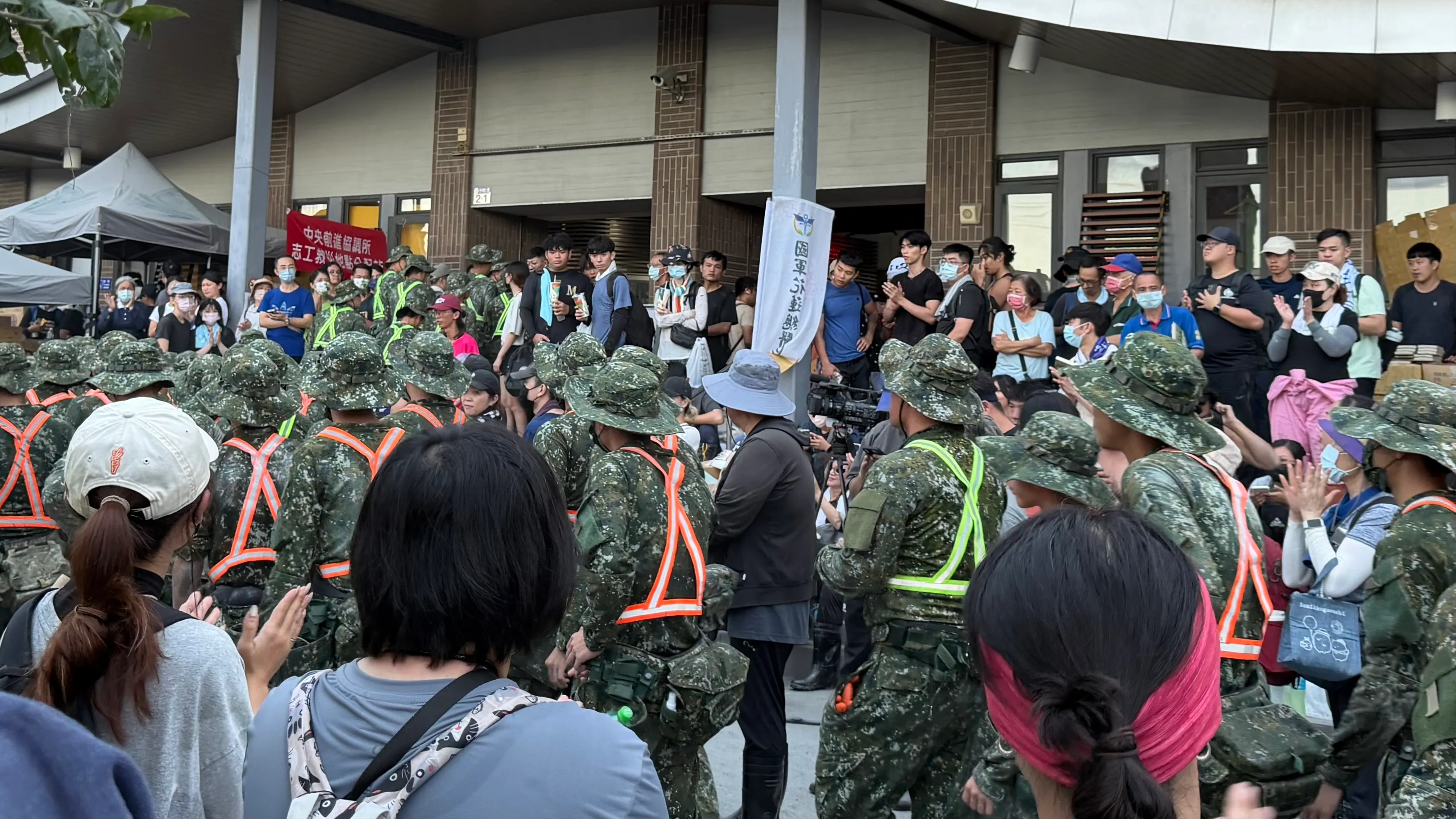 20251003-花蓮県光復郷で国軍が撤収し、光復駅に戻る間に市民の拍手で感謝される。（鍾秉哲撮）