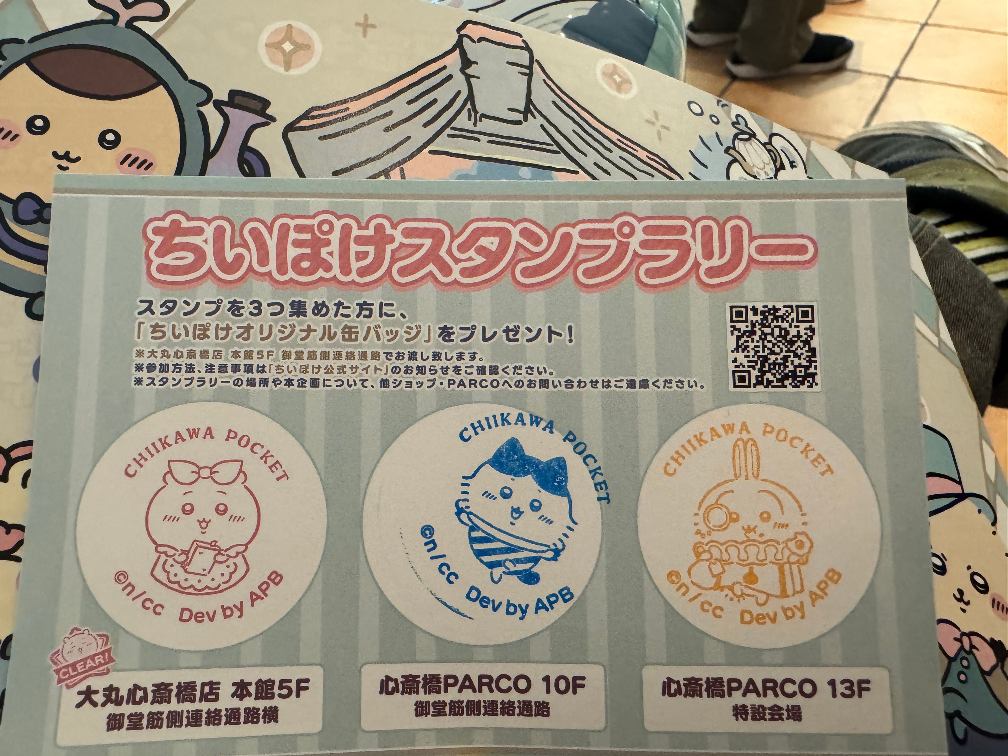 『ちいかわぽけっと』ハーフアニバーサリー記念ポップアップが大阪・大丸心斎橋店で開催され、4日午後には多くの来場者がアリス衣装のちいかわたちとの撮影や限定ノベルティを楽しみながら笑顔に包まれた。（黃信維/撮影）
