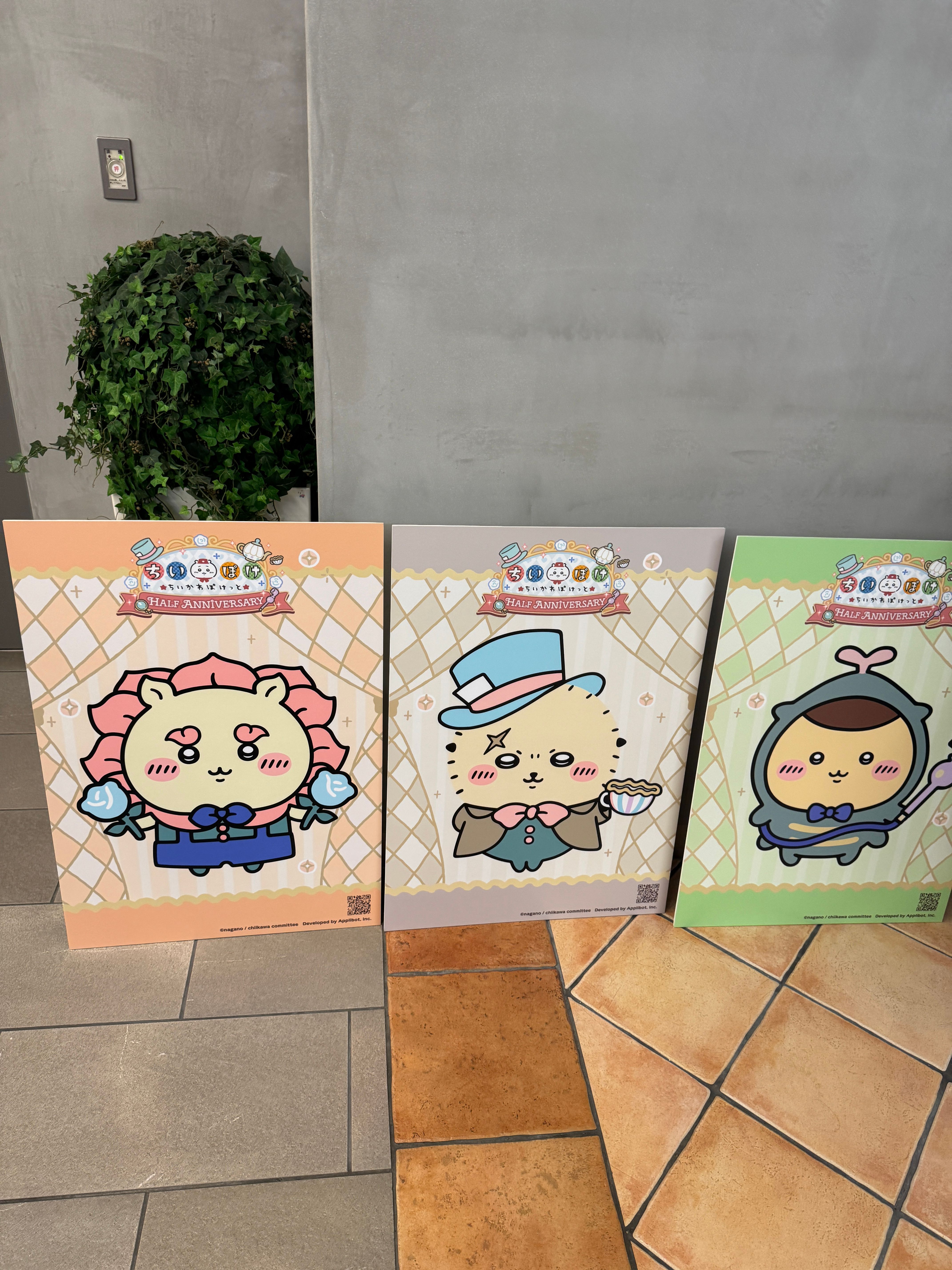 『ちいかわぽけっと』ハーフアニバーサリー記念ポップアップが大阪・大丸心斎橋店で開催され、4日午後には多くの来場者がアリス衣装のちいかわたちとの撮影や限定ノベルティを楽しみながら笑顔に包まれた。（黃信維/撮影）
