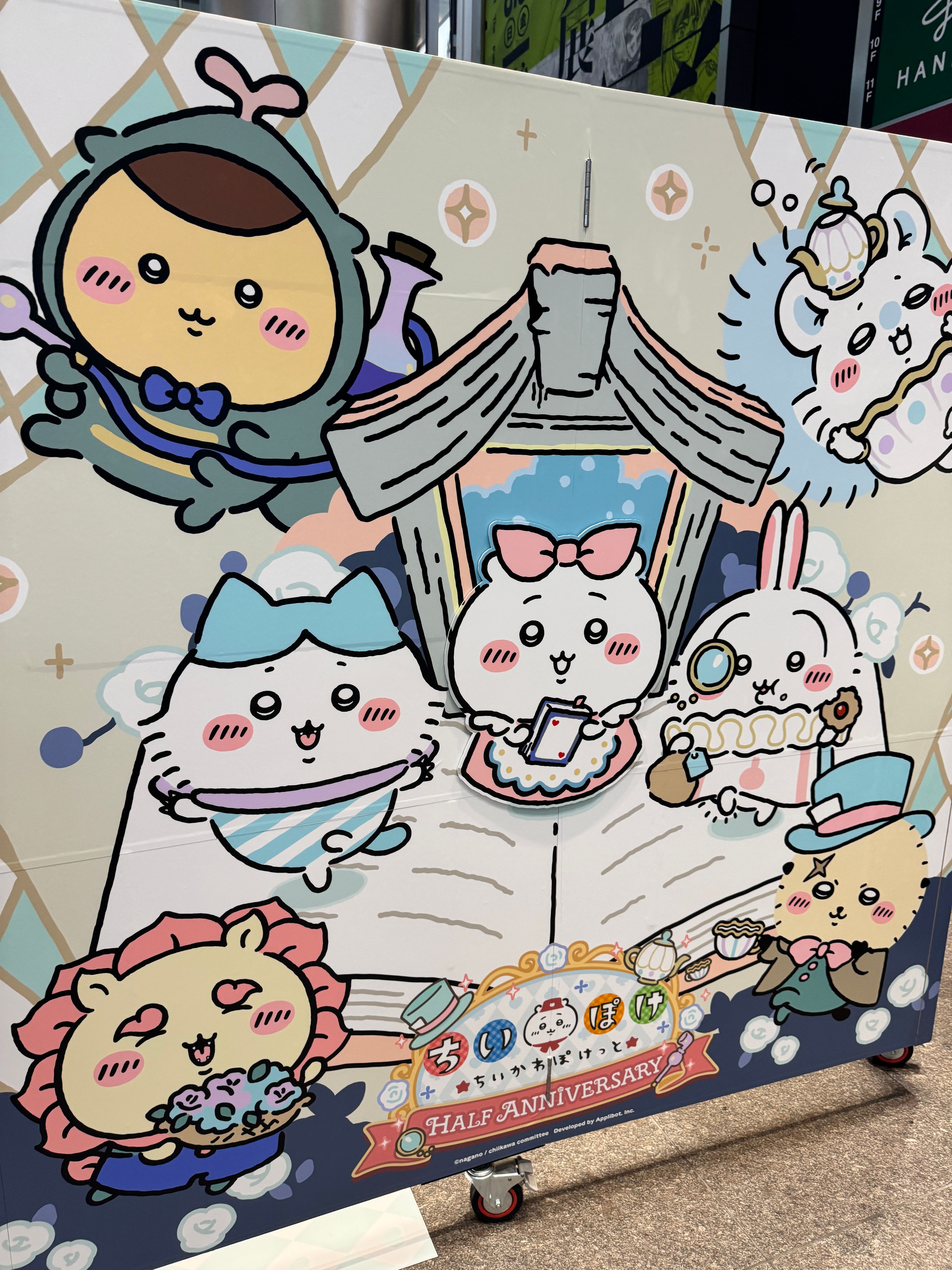 『ちいかわぽけっと』ハーフアニバーサリー記念ポップアップが大阪・大丸心斎橋店で開催され、4日午後には多くの来場者がアリス衣装のちいかわたちとの撮影や限定ノベルティを楽しみながら笑顔に包まれた。（黃信維/撮影）