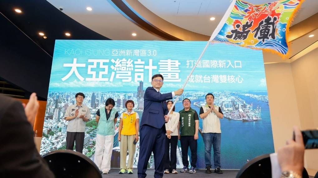 立委賴瑞隆以「亞洲新灣區3.0：啟動大亞灣計畫」為題，攜手議長康裕成與多位議員出席政策發表會，賴瑞隆揮舞「滿載」戰旗，象徵勝利與豐收。（圖/翻攝賴瑞隆粉絲專頁）