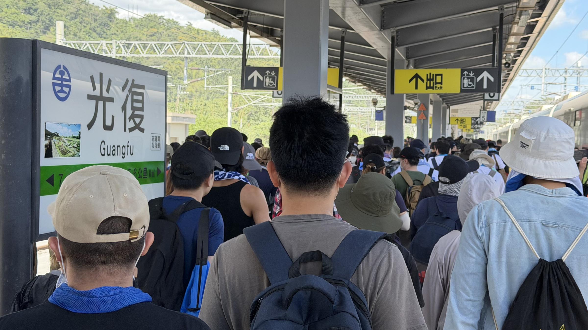 20251003-花蓮縣光復鄉受馬太鞍溪堰塞湖壩頂溢流重創，大批鏟子超人湧入協助清淤。（鍾秉哲攝）