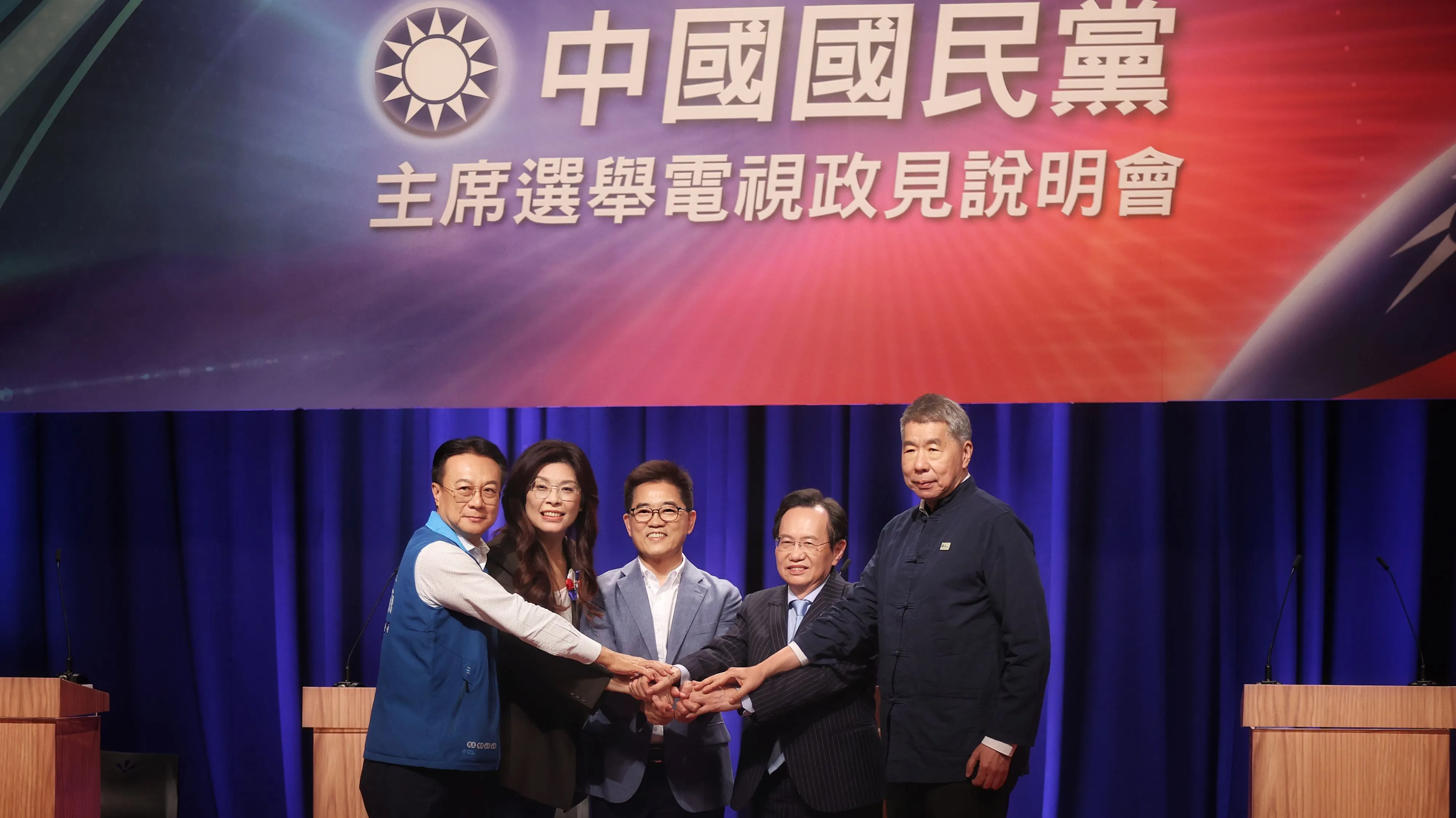 20251005-国民党主席候補者卓伯源（左起）、鄭麗文、国民党秘書長黄健庭、国民党主席候補者蔡志弘、国民党主席候補者張亞中10月5日出席テレビ政策説明会。（柯承惠攝）