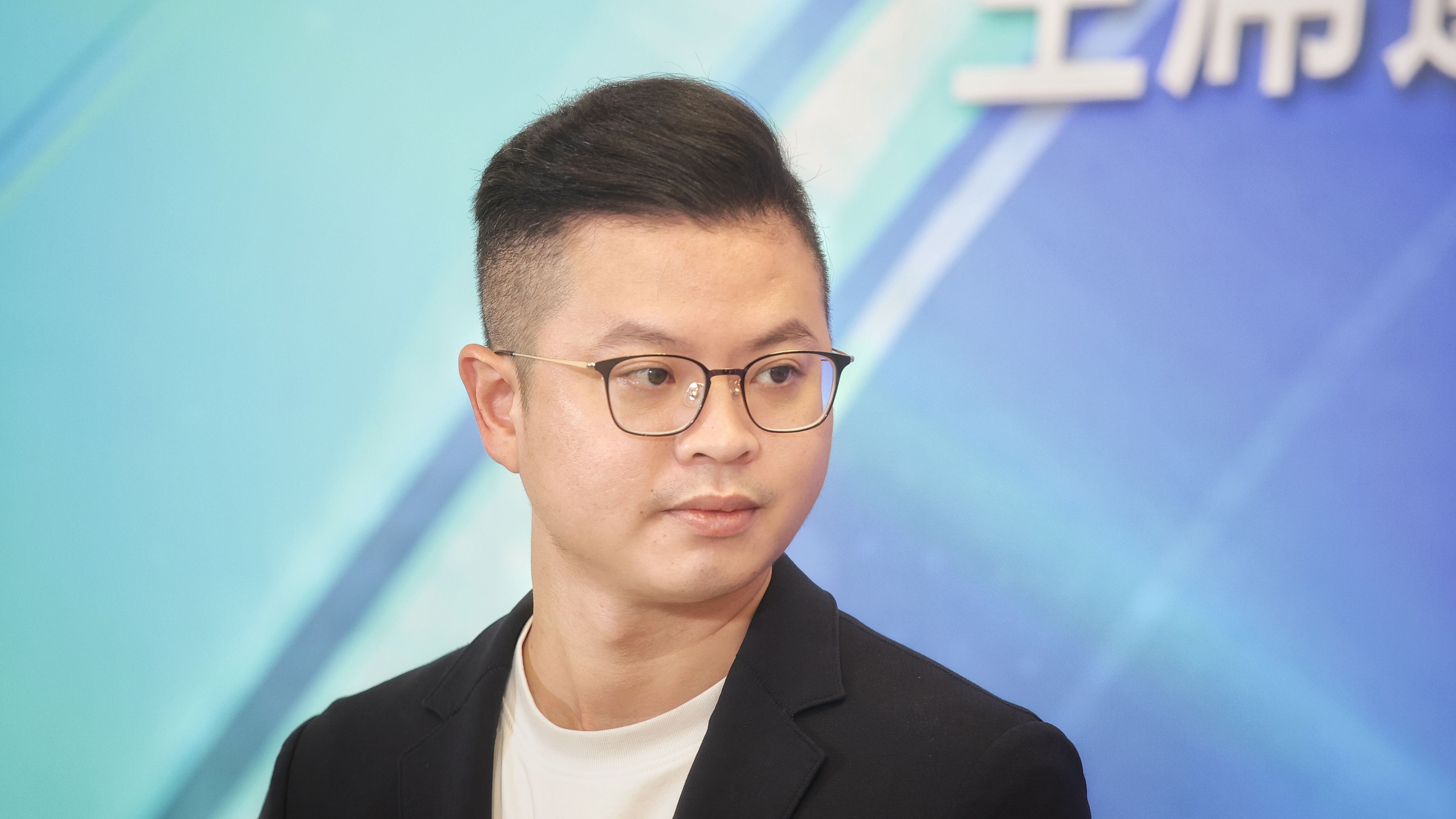 20251005-桃園市議員凌濤5日出席國民黨主席選舉電視政見說明會。（柯承惠攝）