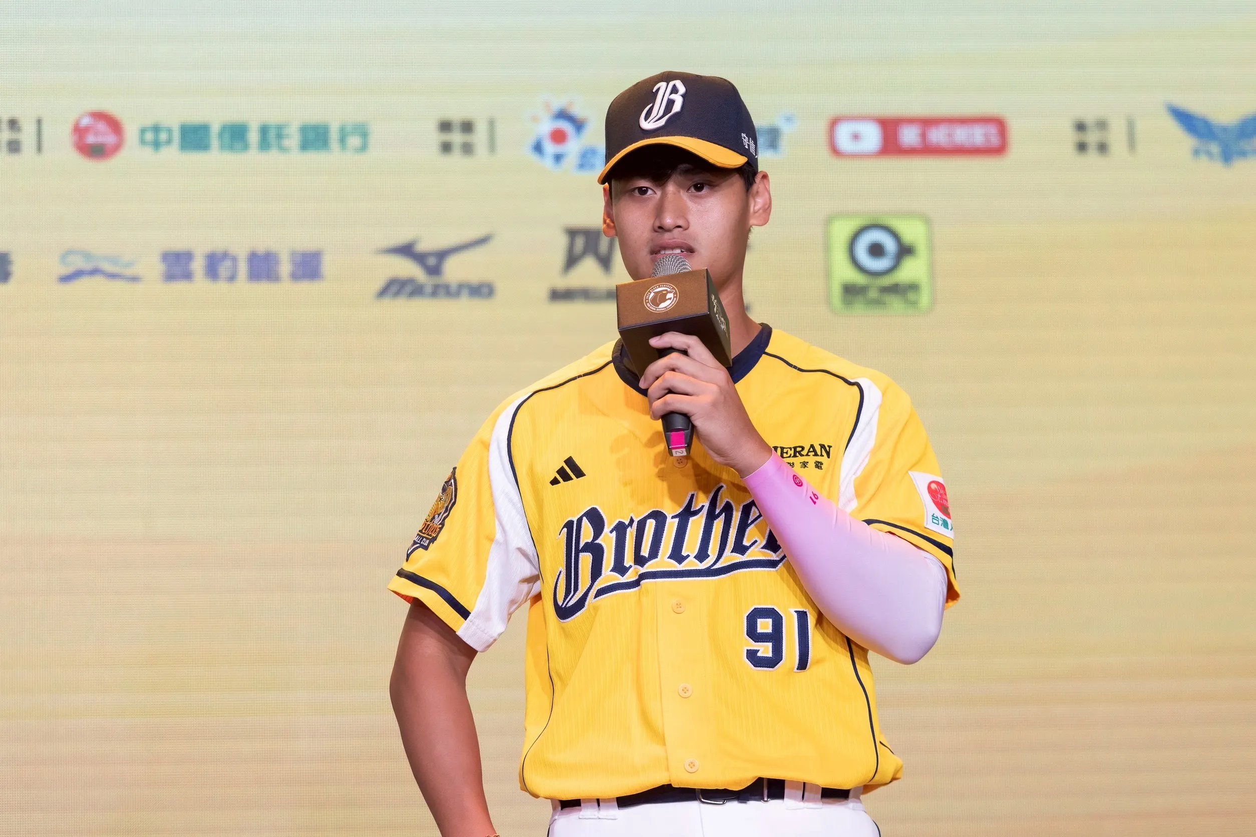 第十三屆中信盃黑豹旗記者會暨抽籤大會今（5）日舉行，「黑豹大學長」中信兄弟棒球隊球員張祖恩特別出席活動，分享參賽經驗。／中華棒協提供