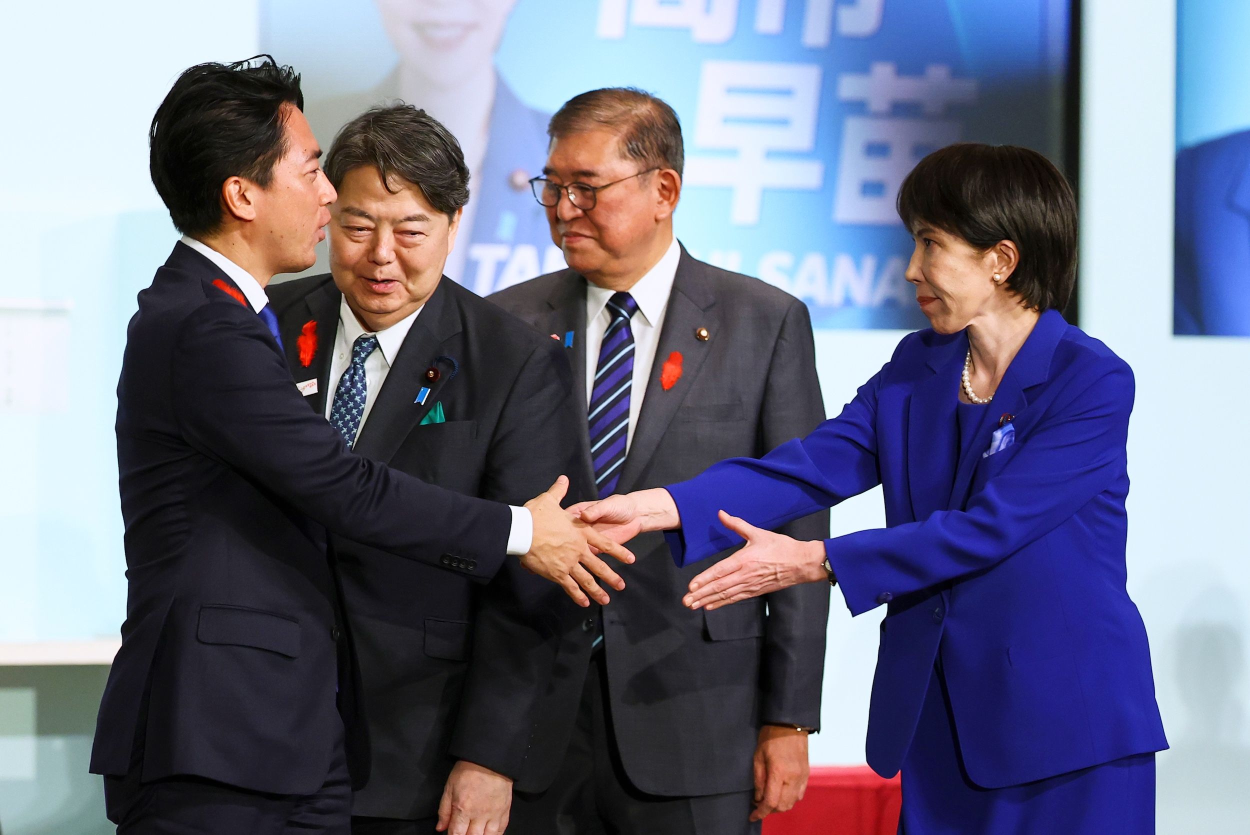 2025年10月4日、高市早苗が自民党総裁選挙に勝利後、農業大臣小泉進次郎と握手を交わしている。（美聯社）