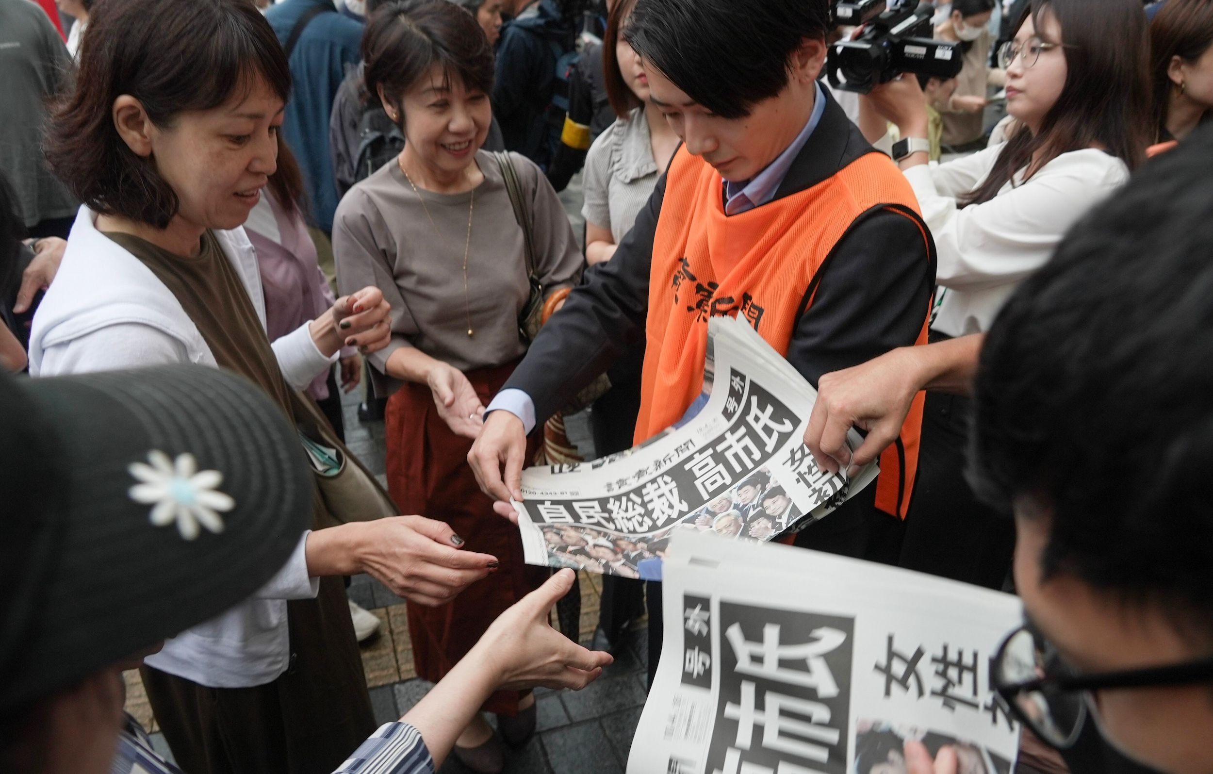 2025年10月4日、高市早苗が自民党総裁選挙に勝利後、読売新聞は即座に東京街頭で号外を配布した。（美聯社）