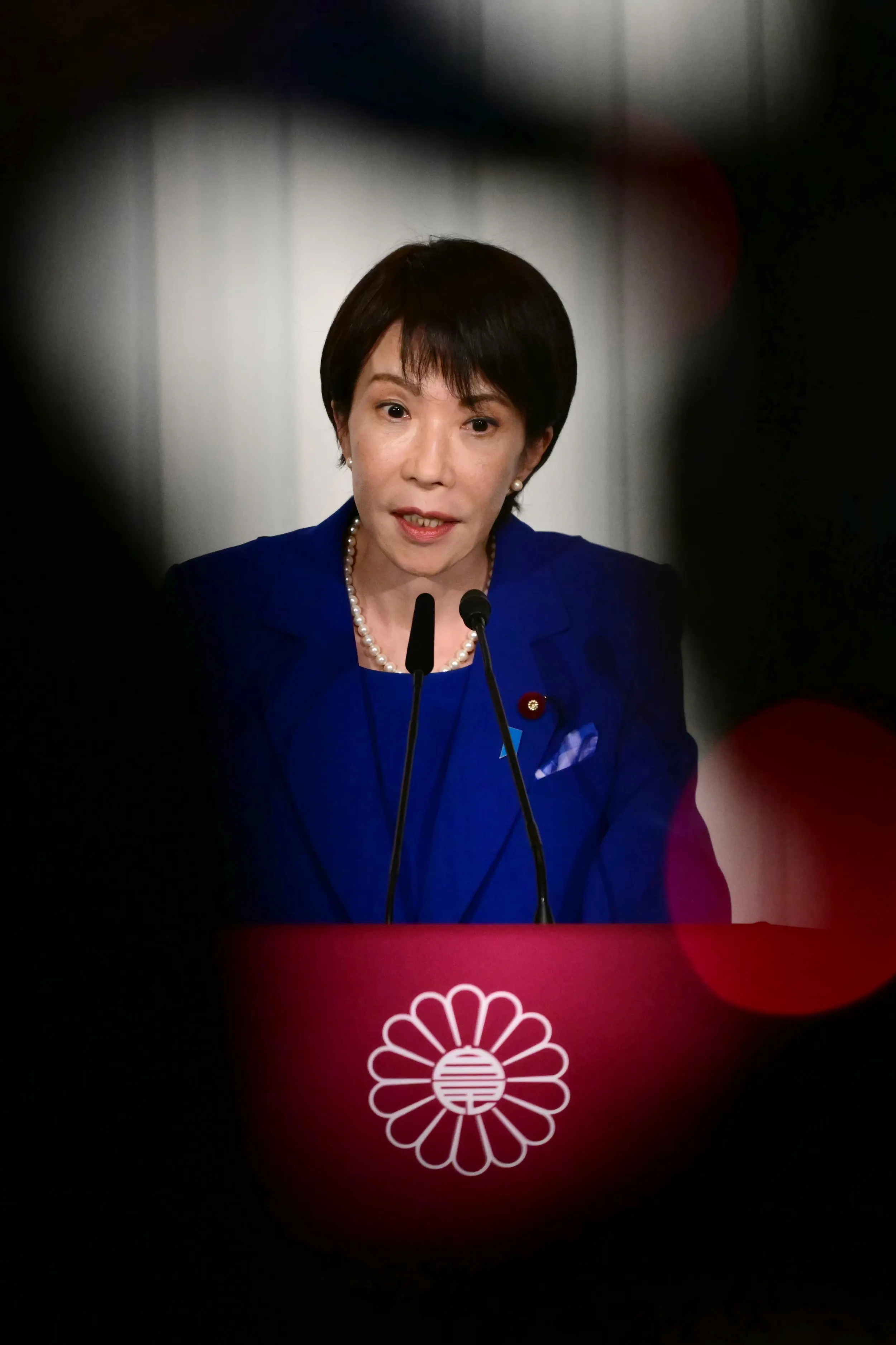 2025年10月4日、高市早苗氏が自民党総裁選挙で勝利し、初の記者会見を行った。（AP通信）