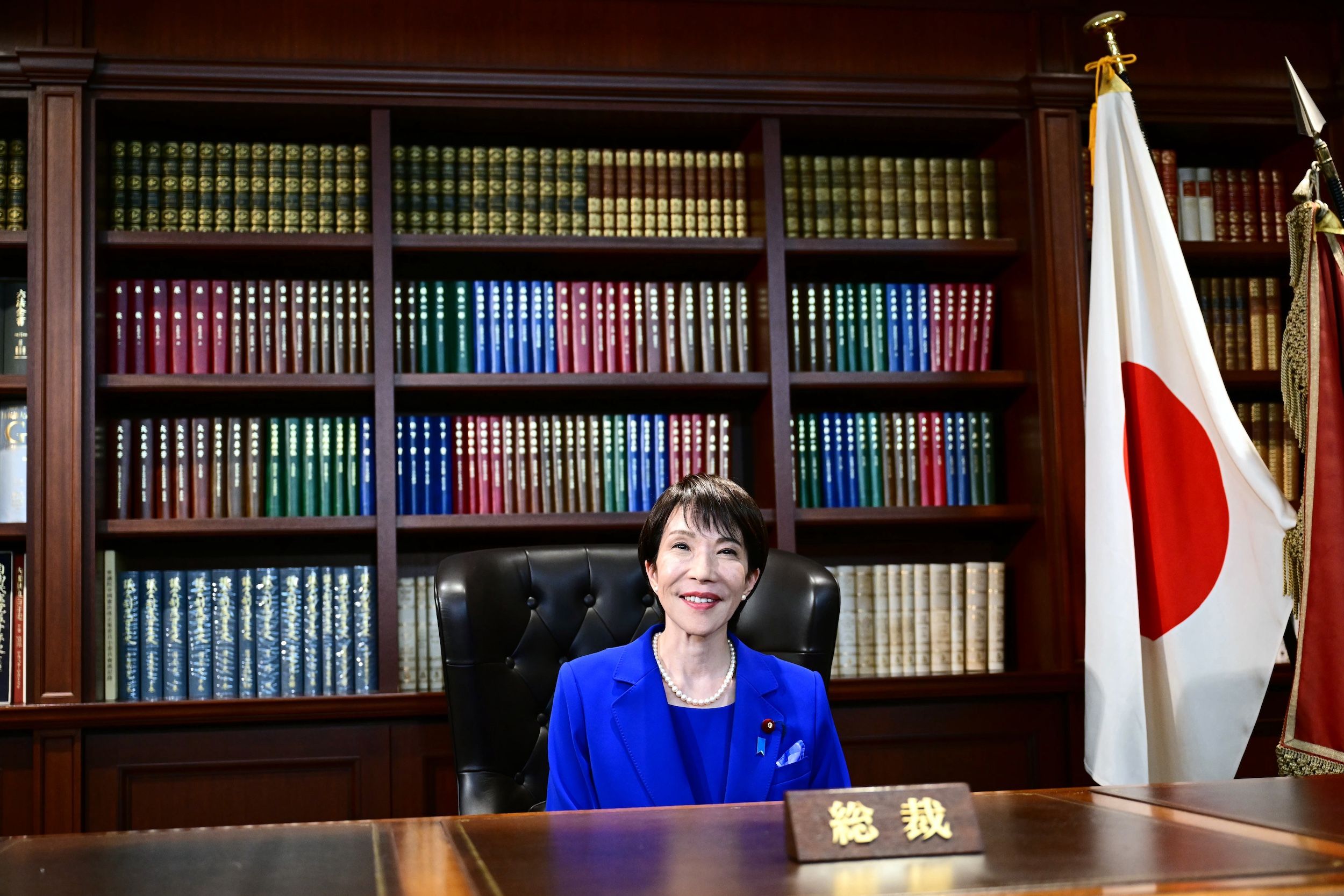 2025年10月4日、高市早苗が自民党総裁選挙に勝利後オフィスの撮影された写真。（美聯社）