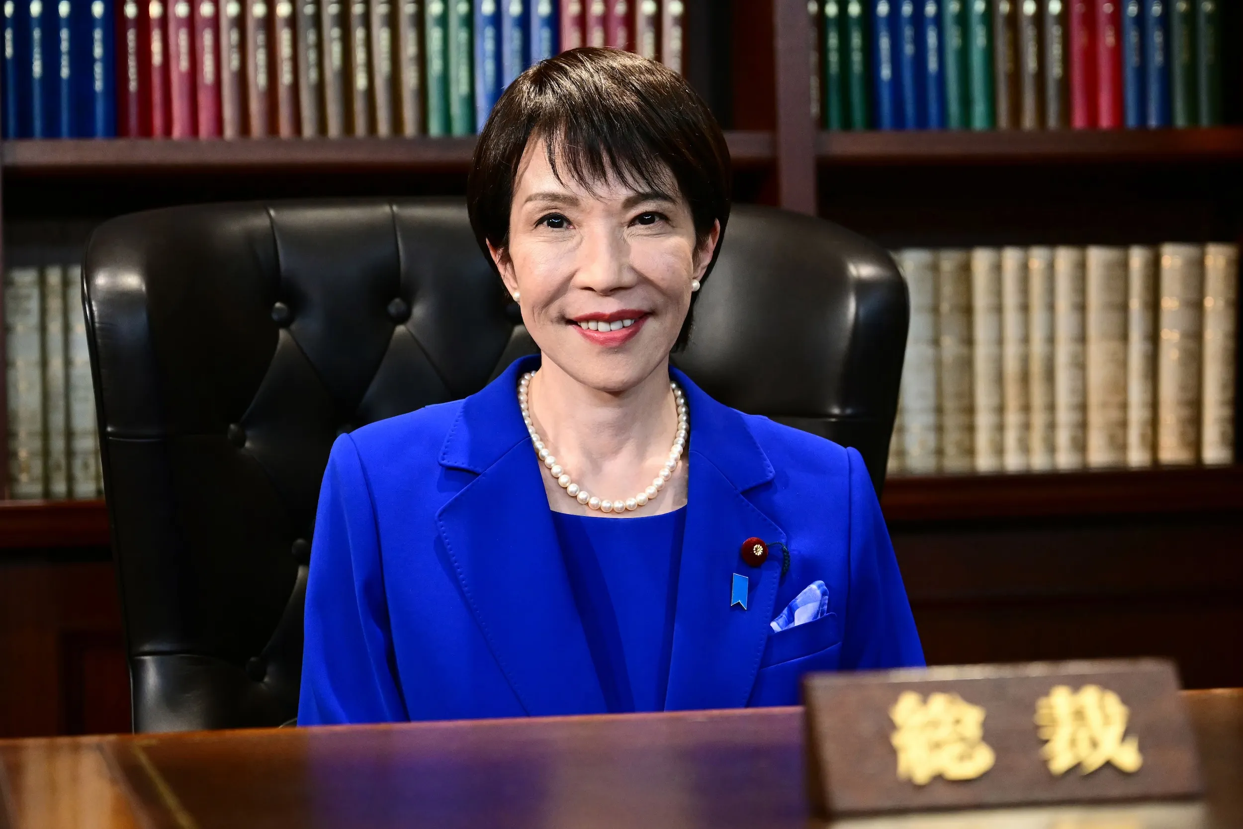 2025年10月4日、高市早苗が自民党総裁選で勝利した後、事務所で記念写真を撮影した。（美聯社）