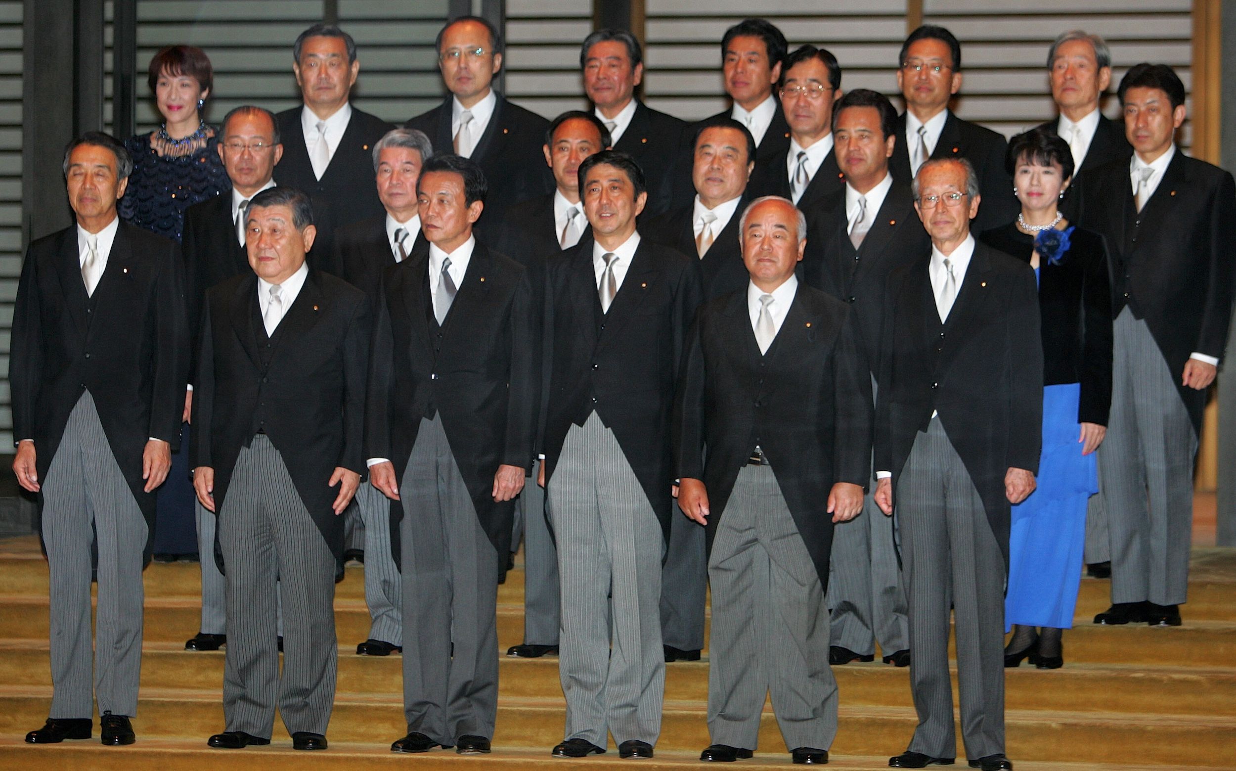 2006年9月26日、当時の日本首相安倍晋三と新内閣が撮影した写真で、後列一番左にいる高市早苗は内閣府特命担当大臣で、沖縄・北方対策、科学技術政策、食品安全、イノベーション、少子化・男女共同参画などを担当している。（美聯社）