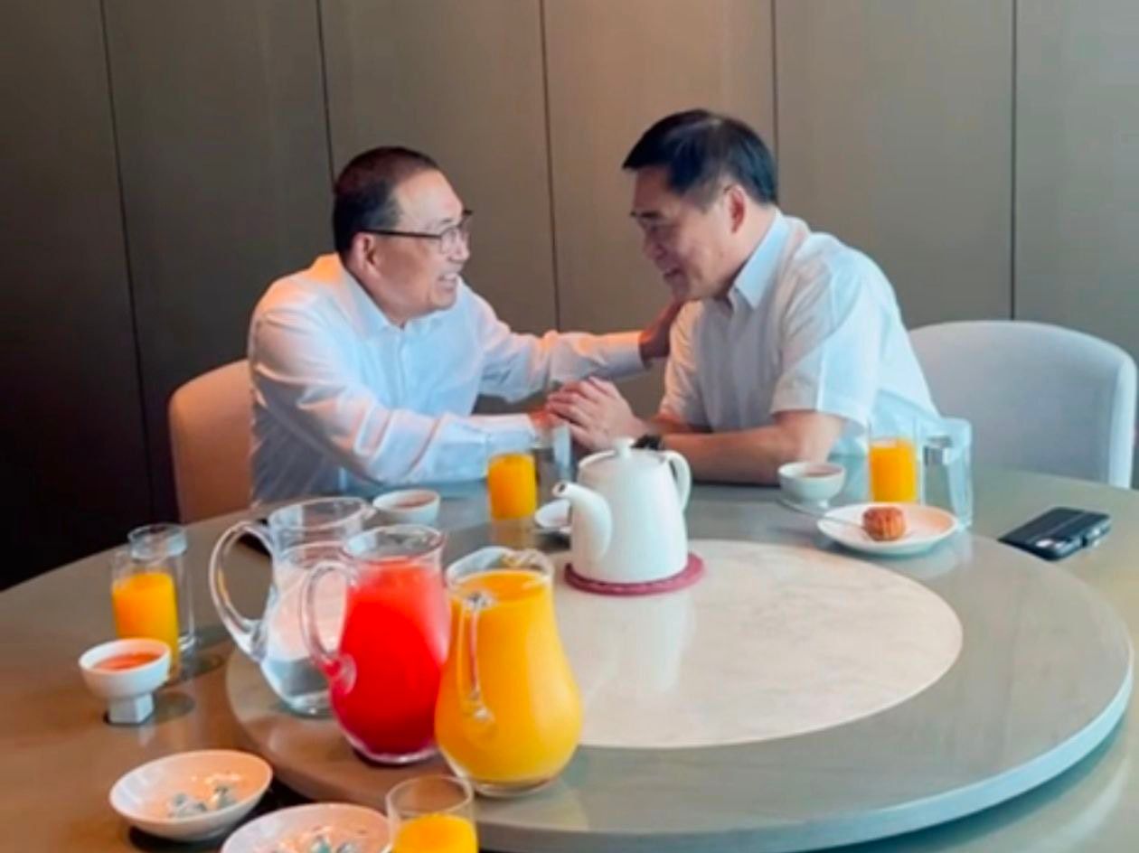 新北市長侯友宜（左）表態支持台北市前市長郝龍斌（右）擔任國民黨主席。（郝龍斌辦公室提供）