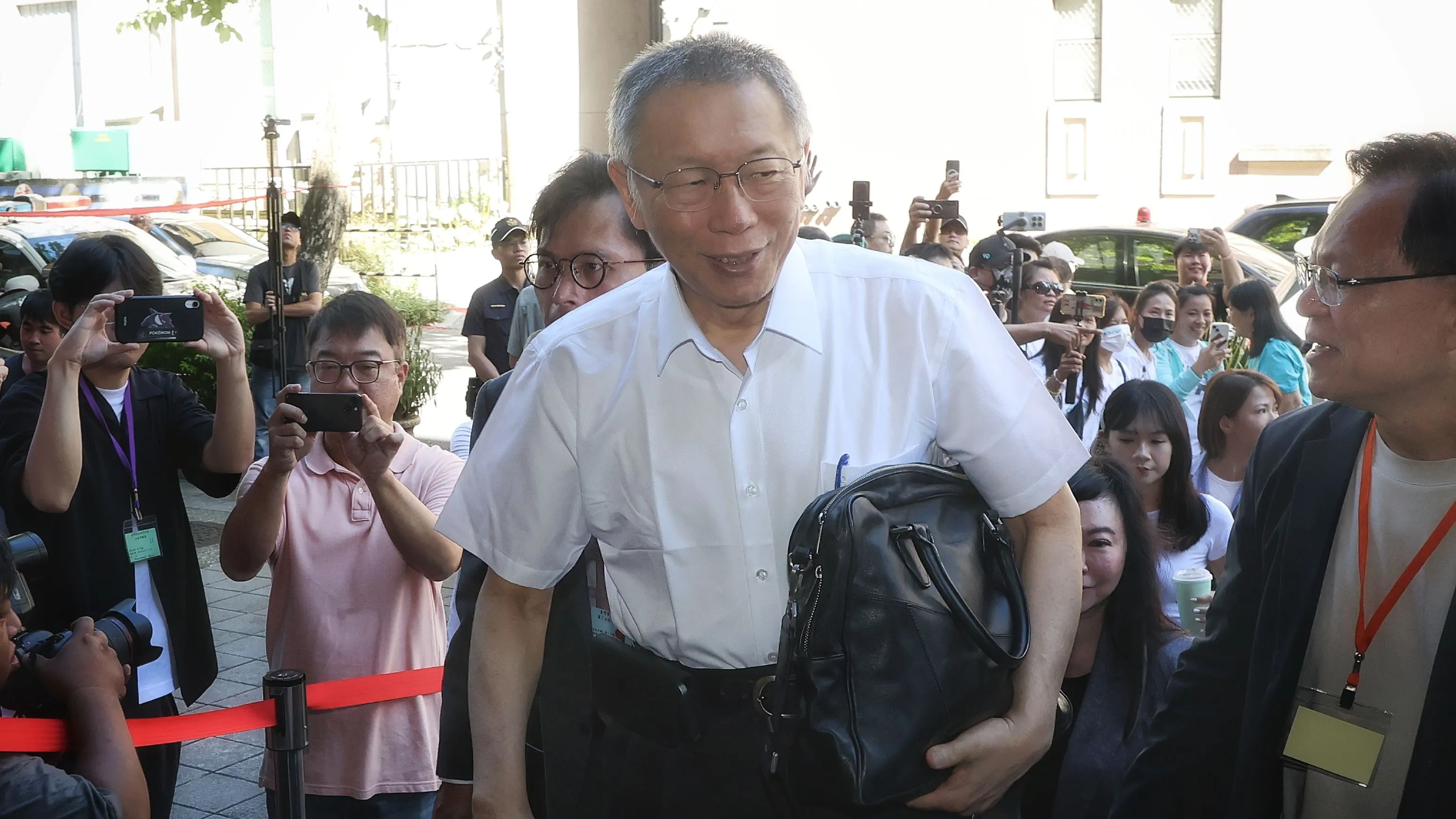 20251006-台北地方法院にて柯文哲が汚職事件に関連する審理に出席。（柯承惠撮影）