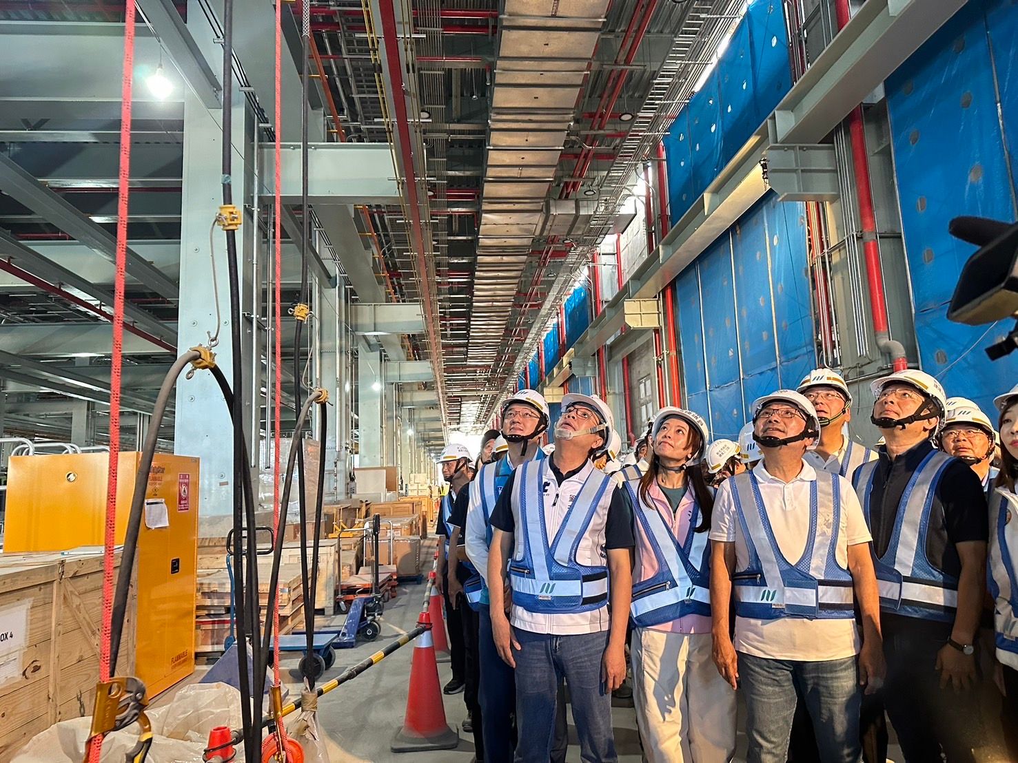 新北市長侯友宜前往金城機廠的主維修廠，關心裝修進度及列車測試情形。(圖/新北市政府捷運工程局)