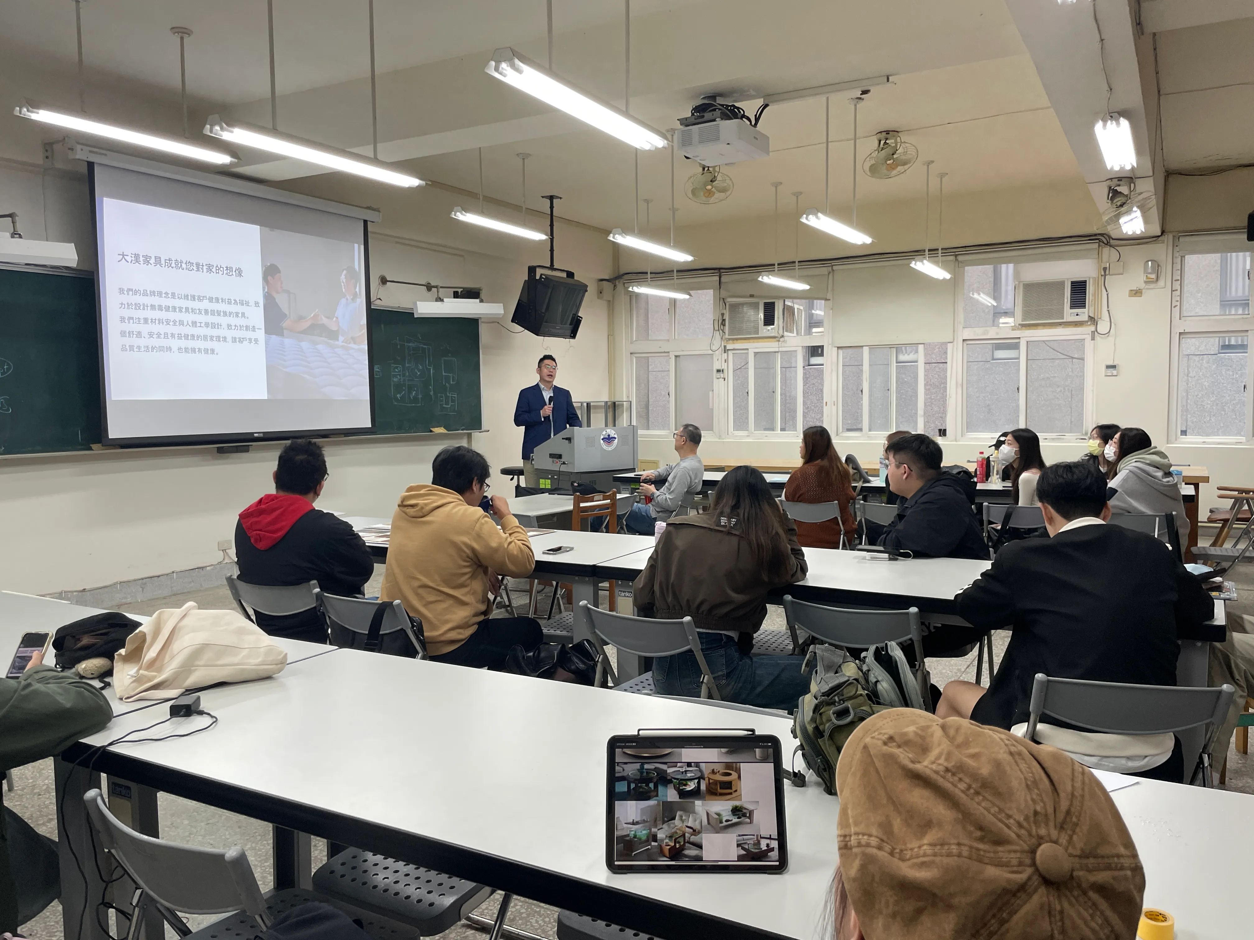 大漢家具行銷總監黃博煜與銘傳大學設計系學生分享產業脈絡，幫助學生們理解如何將天馬行空的點子，轉化為符合市場需求的實際產品。（圖片來源：大漢家具）