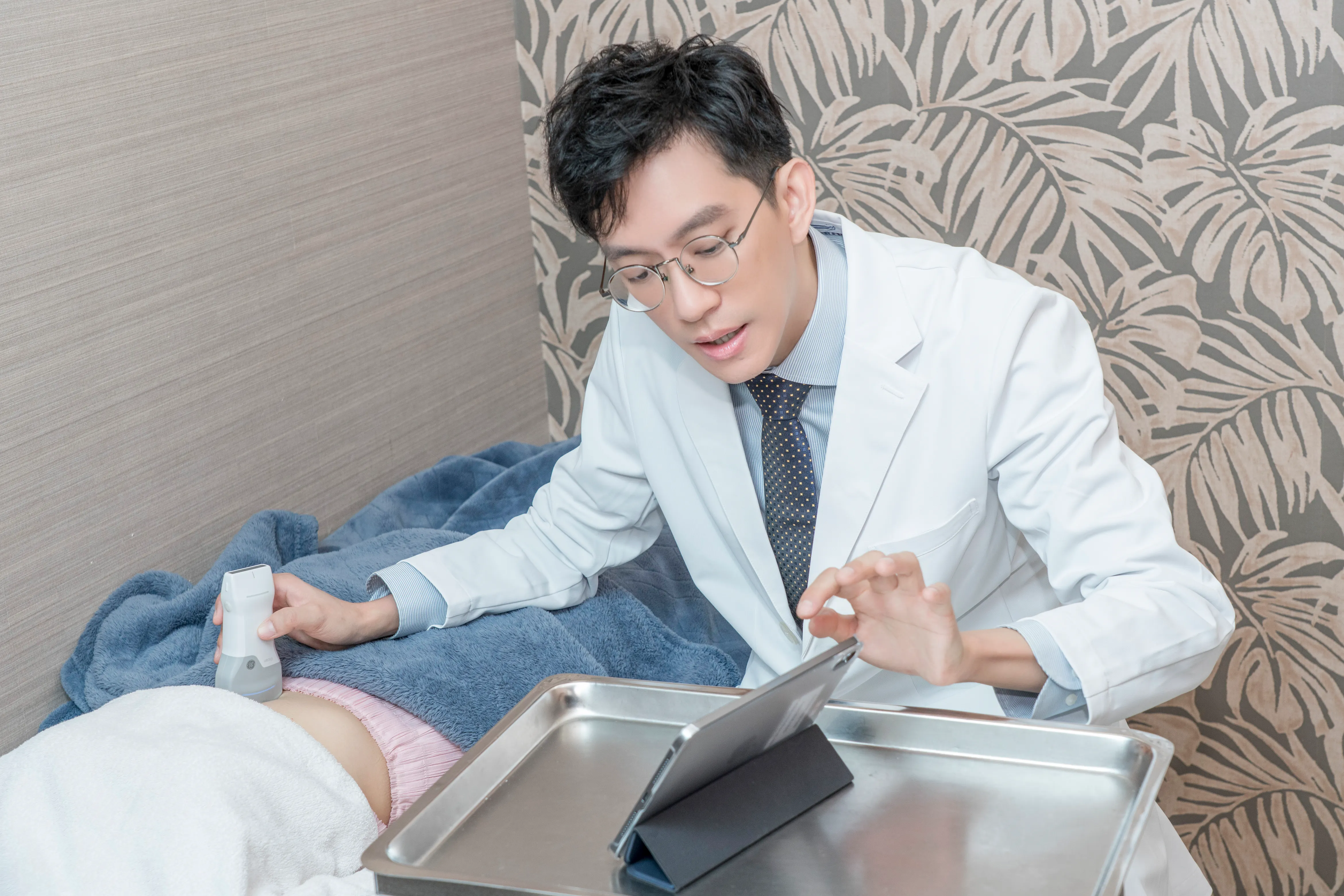 光澤診所眼袋手術由麻醉科醫師蕭斯云全程監控,讓外科醫師專注除眼袋的精細步驟,確保求美者安全。(攝影/賴光煜)