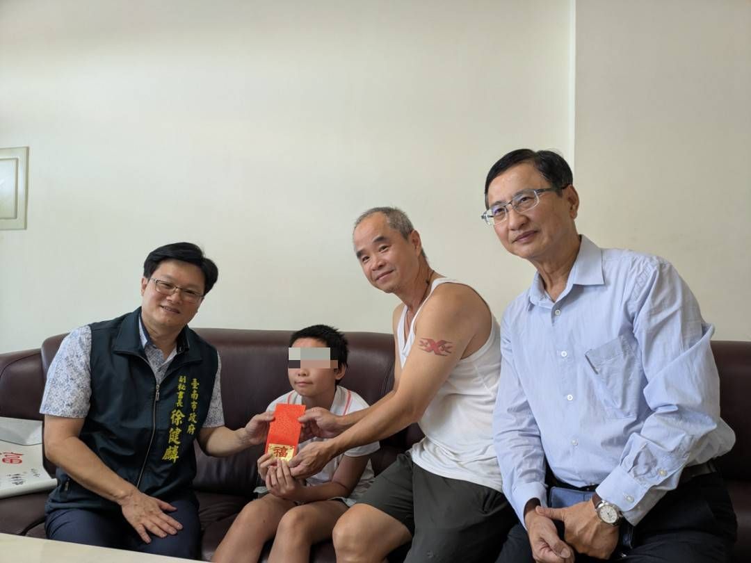 市府副祕書長徐健麟前往將軍區探視因風災受重傷的女童小如。(圖/台南市政府)