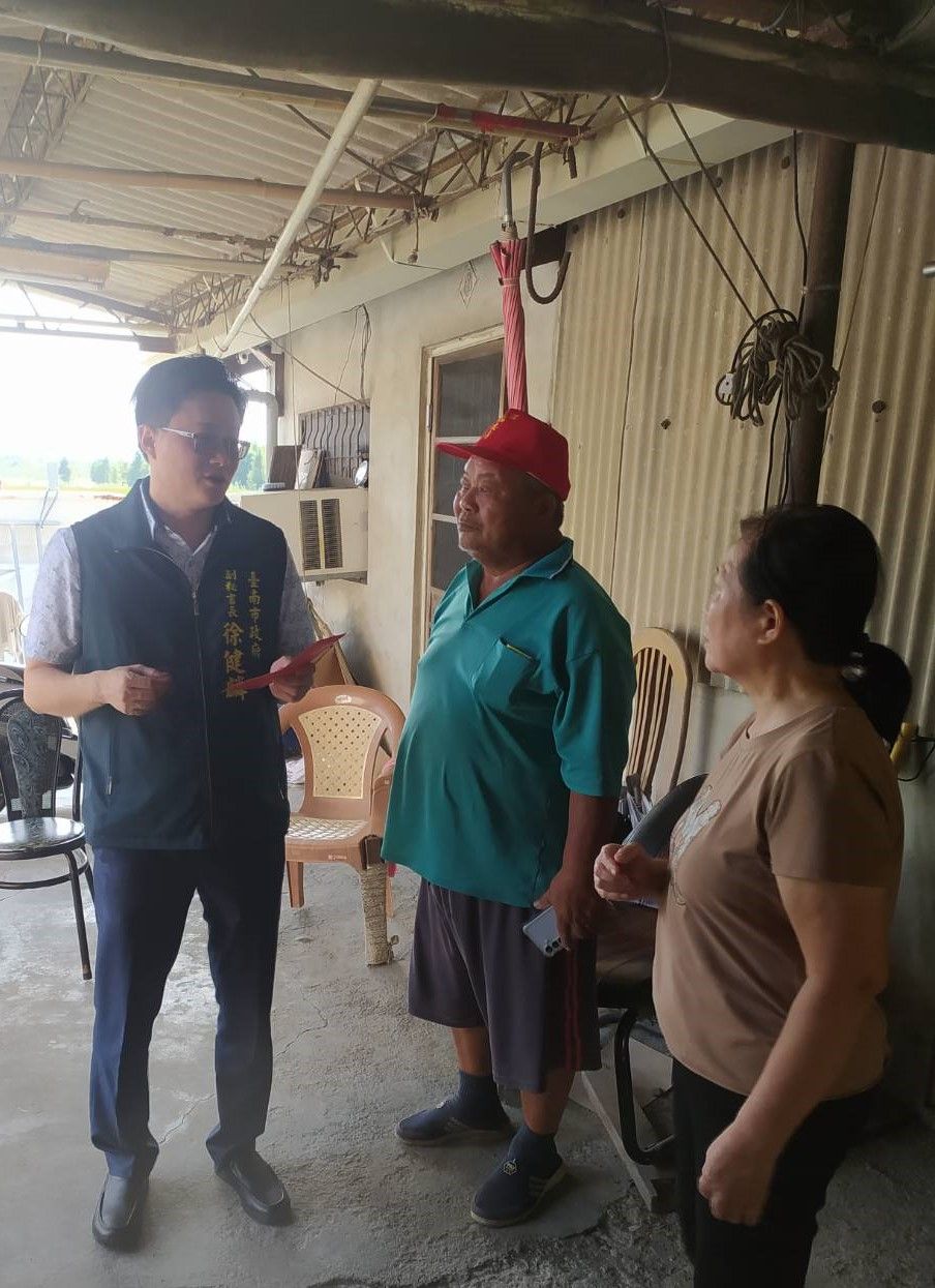 市府副秘書長徐健麟前往後壁區關懷受災民眾。(圖/台南市政府)