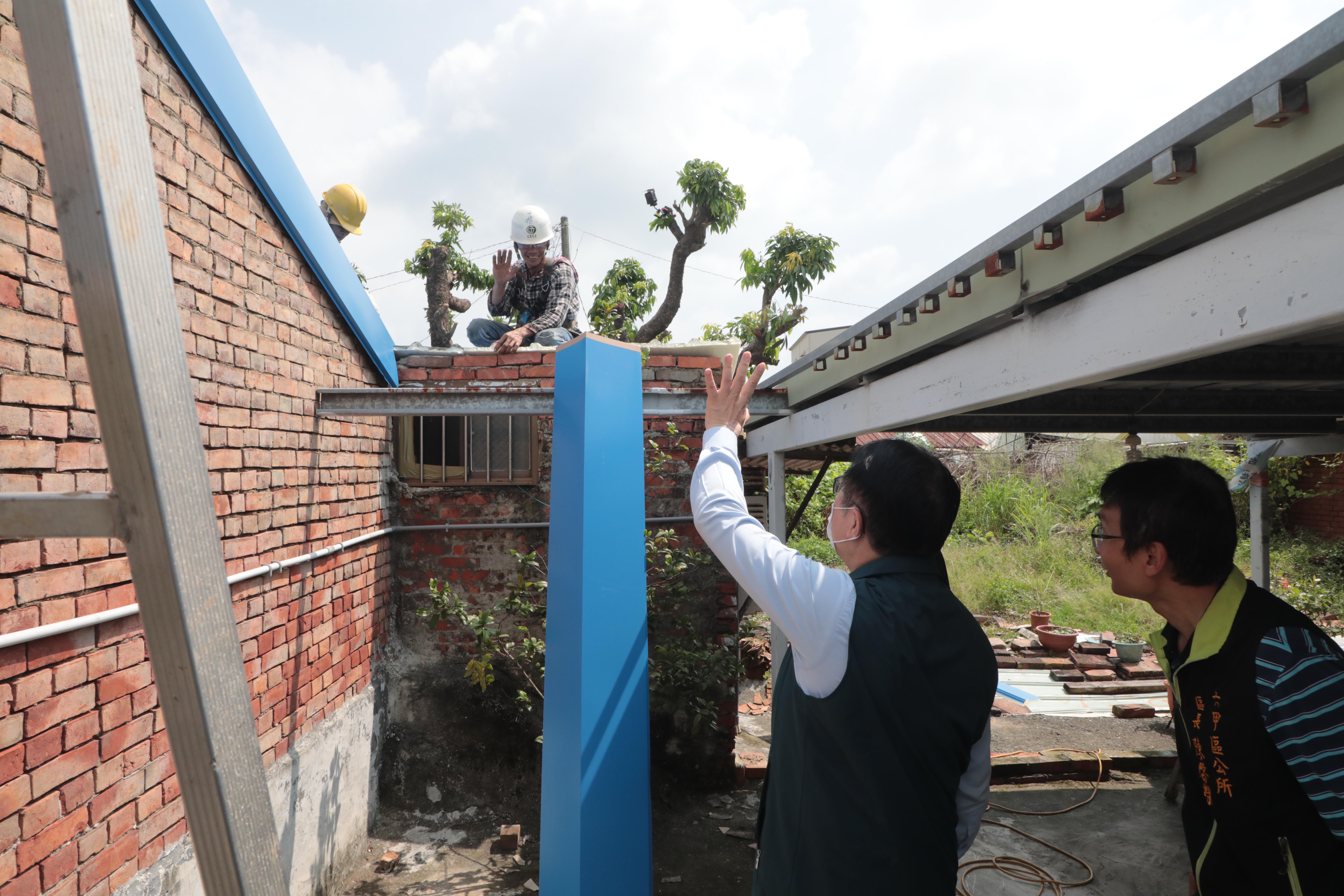 市長黃偉哲視察六甲弱勢戶修繕進度。(圖/台南市政府)