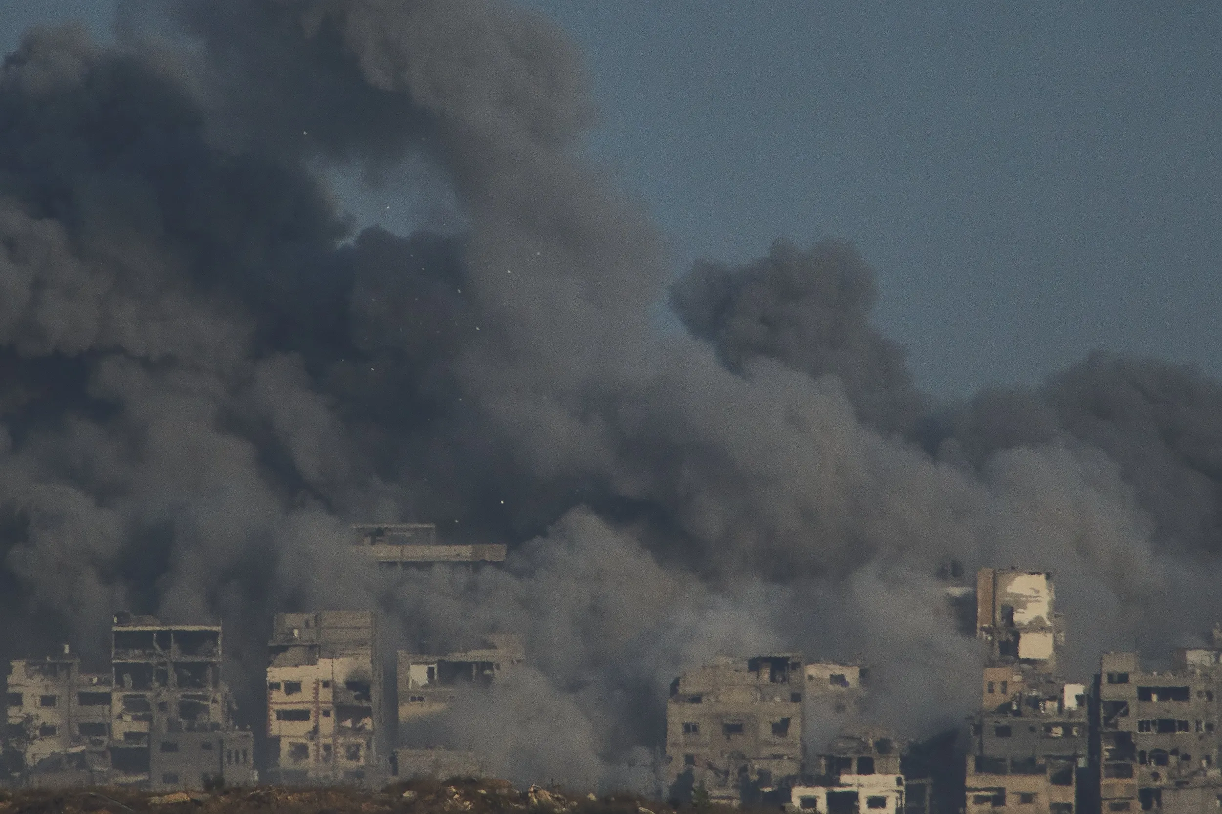 2025年10月5日，以色列南部地區望向加薩地帶，空襲後濃煙從加薩上空竄起。（美聯社）
