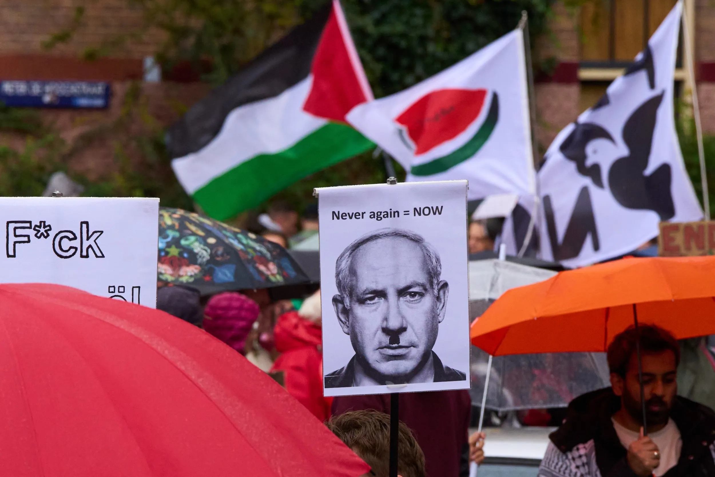 2025年10月4日，土耳其伊斯坦堡機場外，一名男孩臉上彩繪巴勒斯坦國旗，高喊口號，與其他群眾聚集迎接從「全球堅毅船隊」（Global Sumud Flotilla）返國的137名行動人士。（美聯社）