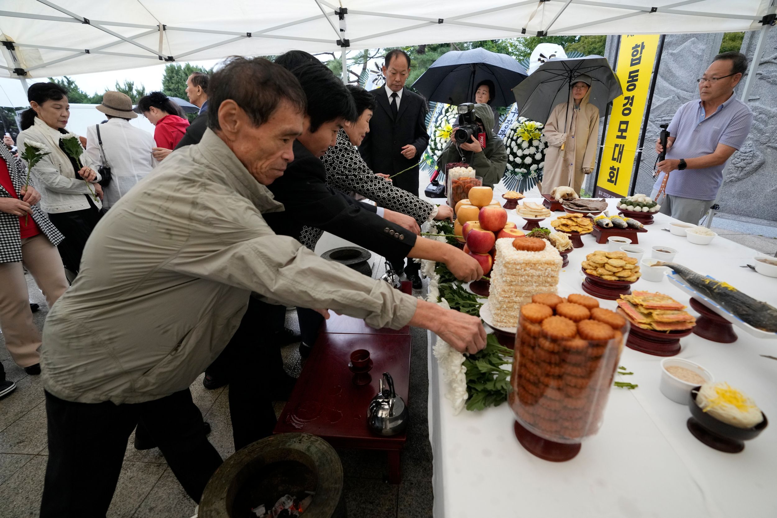 南韓正逢秋夕（中秋節）連續假期，許多民眾返鄉探親和祭祖。（美聯社）