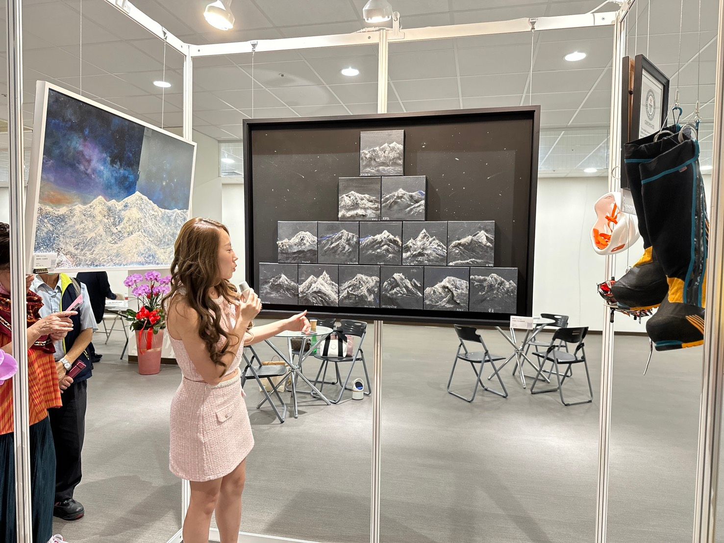 曾格爾在桃園會展中心分享自身攀登高山的經驗。（圖／曾格爾提供）