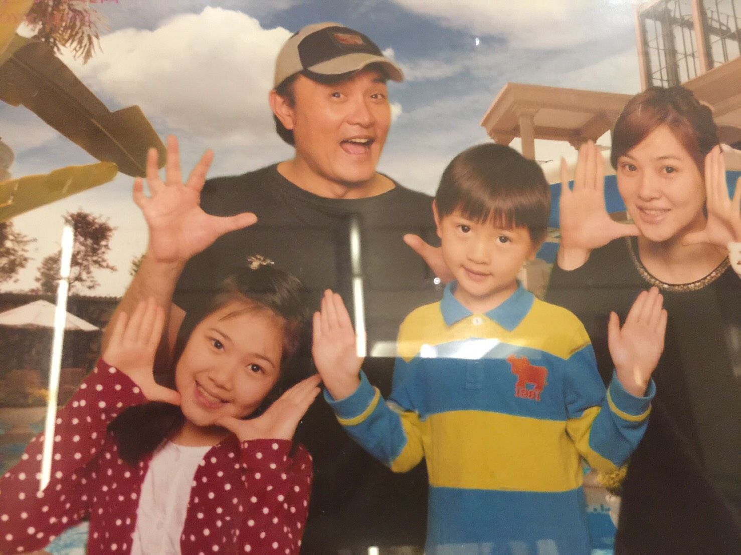 李㼈透露，兒子(右二)正就讀台藝大，個性低調，未來不一定走演藝圈。（圖／李㼈提供）