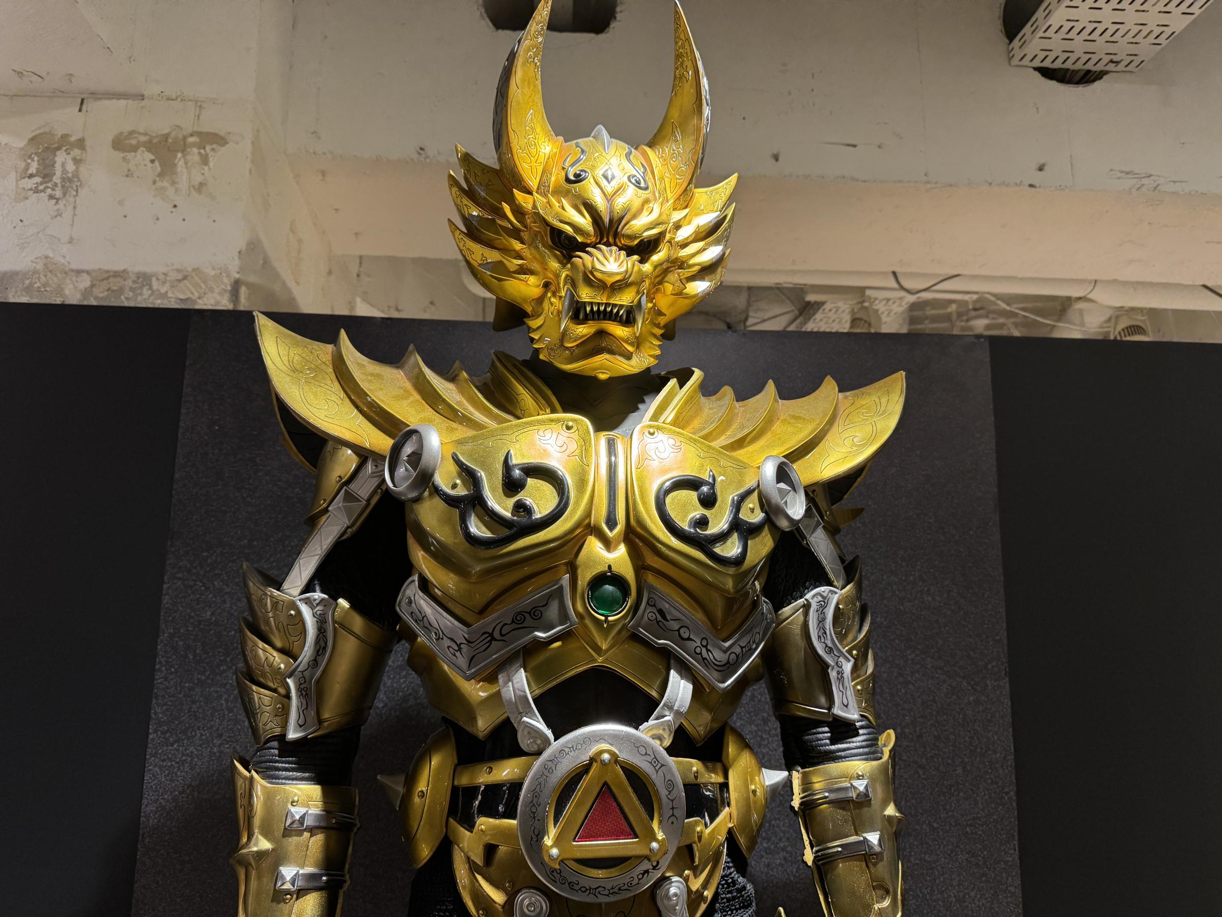 『牙狼〈GARO〉』20周年展「魔戒録」、渋谷で開催　“しゃべるザルバ”や『TAIGA』の衣装・造形・筐体など、シリーズ20年の歴史と最新作の世界を一挙に体感できる記念展示。黃信維