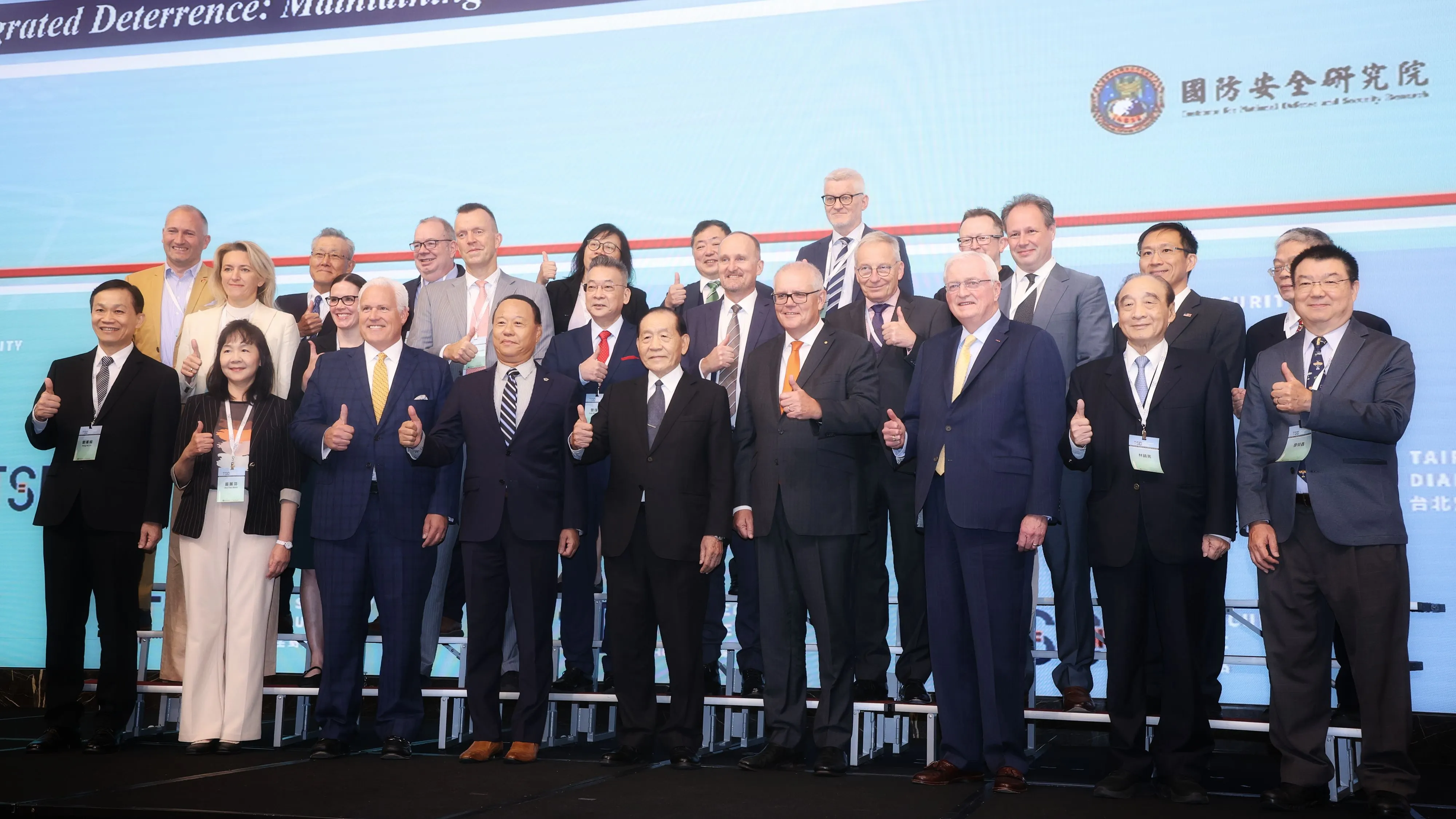 20251008-國防安全研究院今8日舉行2025台北安全對話,國防安全研究院董事長霍守業（前排中）、澳洲前總理莫里斯（前排右四）、美國保守聯盟主席斯馬特（前排左三）等人出席。（柯承惠攝）