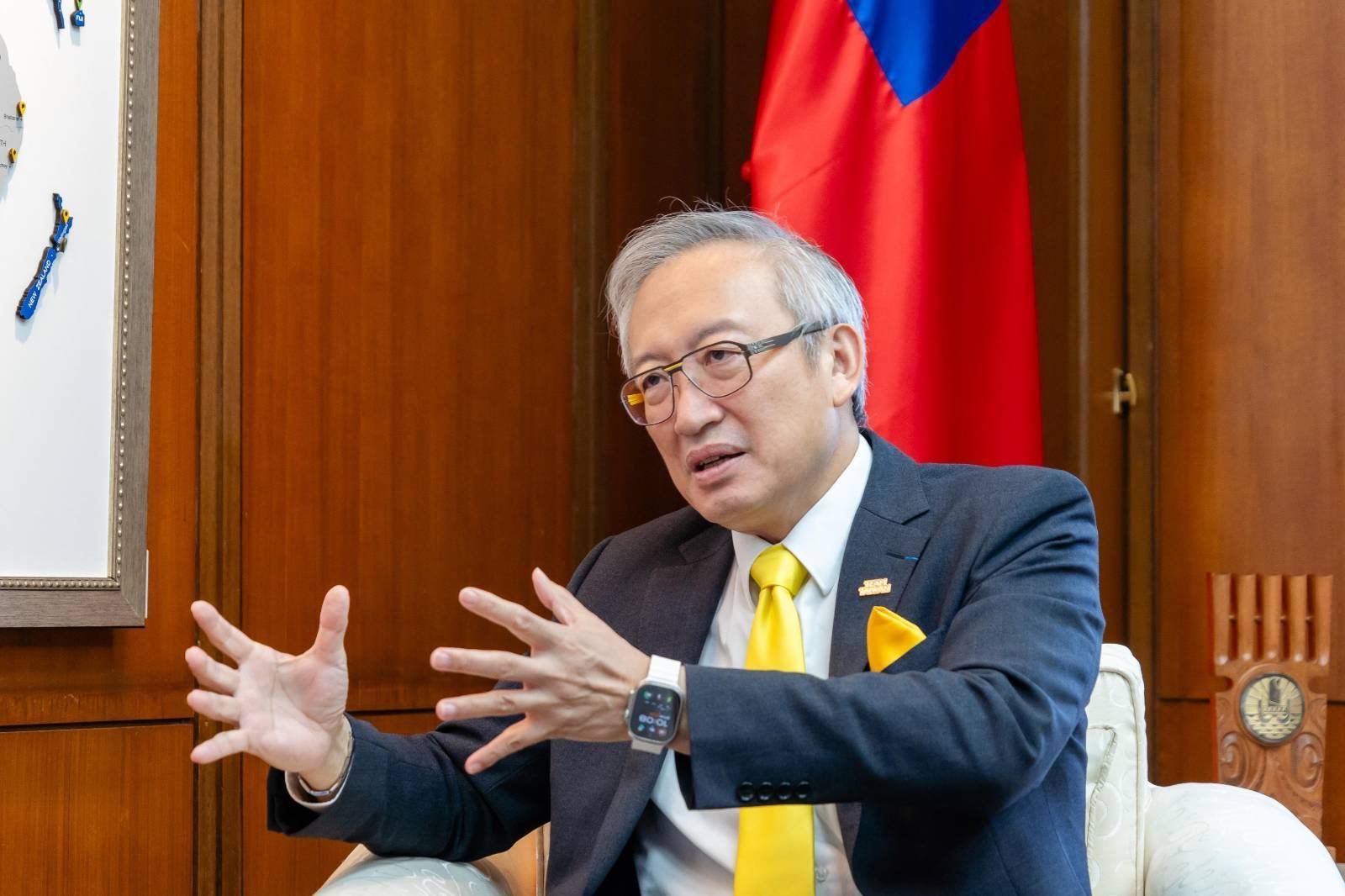 20251008-外交部政務次長吳志中接受德國主流媒體《法蘭克福廣訊報》專訪。（外交部提供）