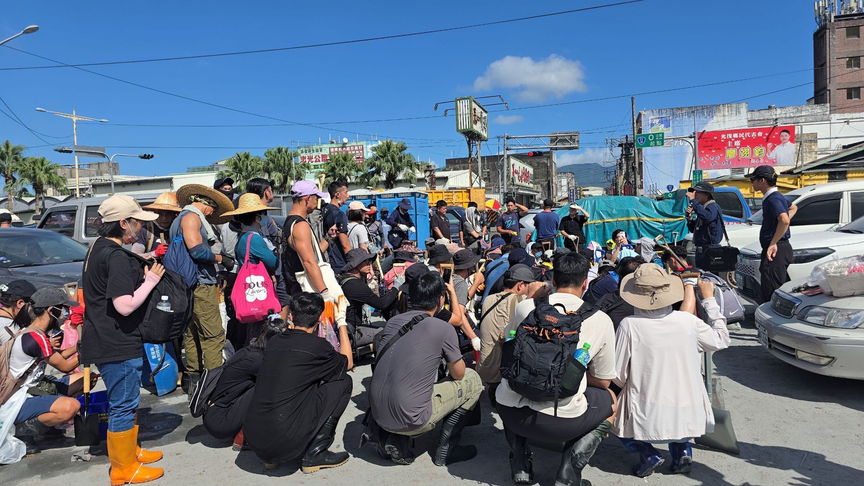 光復車站前集結的志工隊伍，連假期間，大批青年志工自發湧入光復，手持鐵鏟
