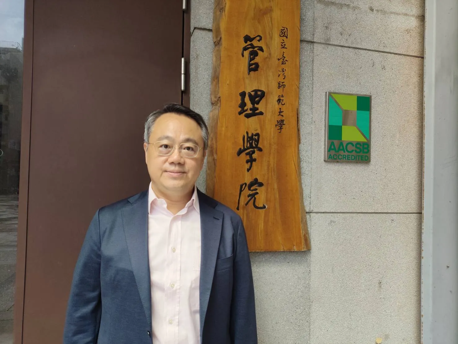 國立臺灣師範大學管理學院院長蔡蒔銓，希望將人文與設計的養分結合嚴謹的管理知識，才能培養出真正能帶動產業長久發展的高階人才。(圖/鄧亦涵攝)