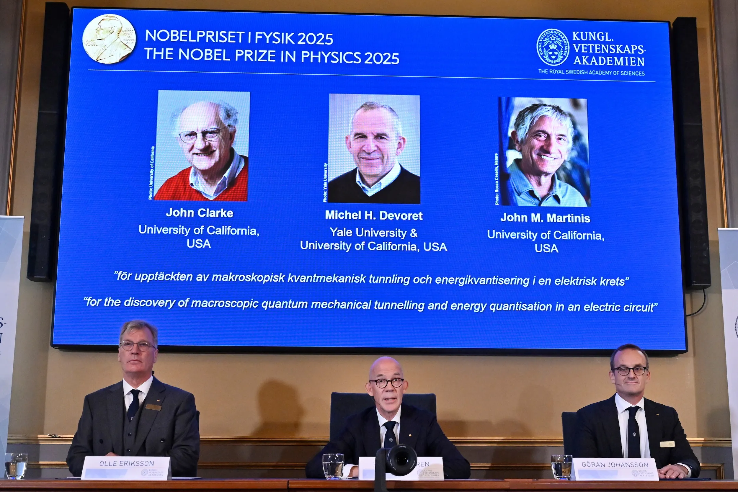2025年10月7日，諾貝爾獎委員會公布諾貝爾物理學獎得主：John Clarke、Michel H. Devoret、John M. Martinis。（美聯社）
