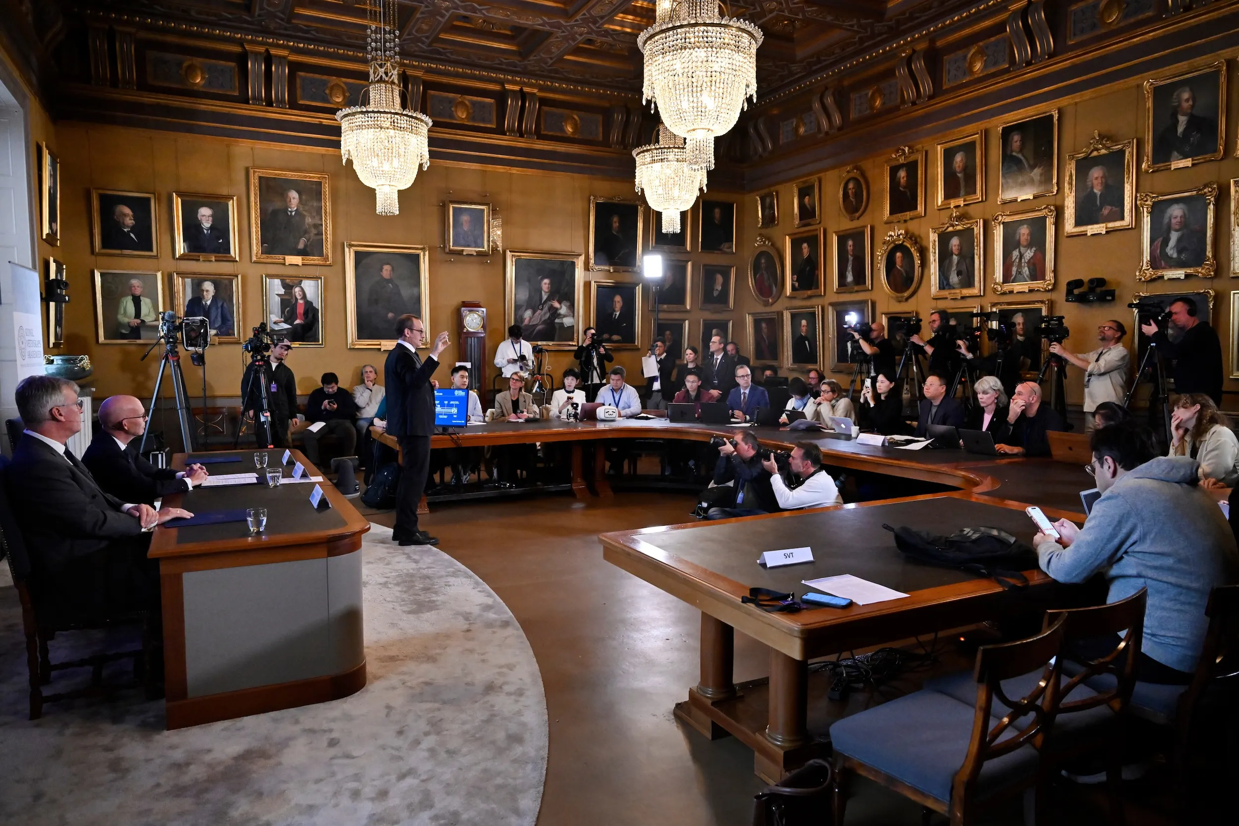 2025年10月7日，諾貝爾獎委員會公布諾貝爾物理學獎得主：John Clarke、Michel H. Devoret、John M. Martinis。（美聯社）